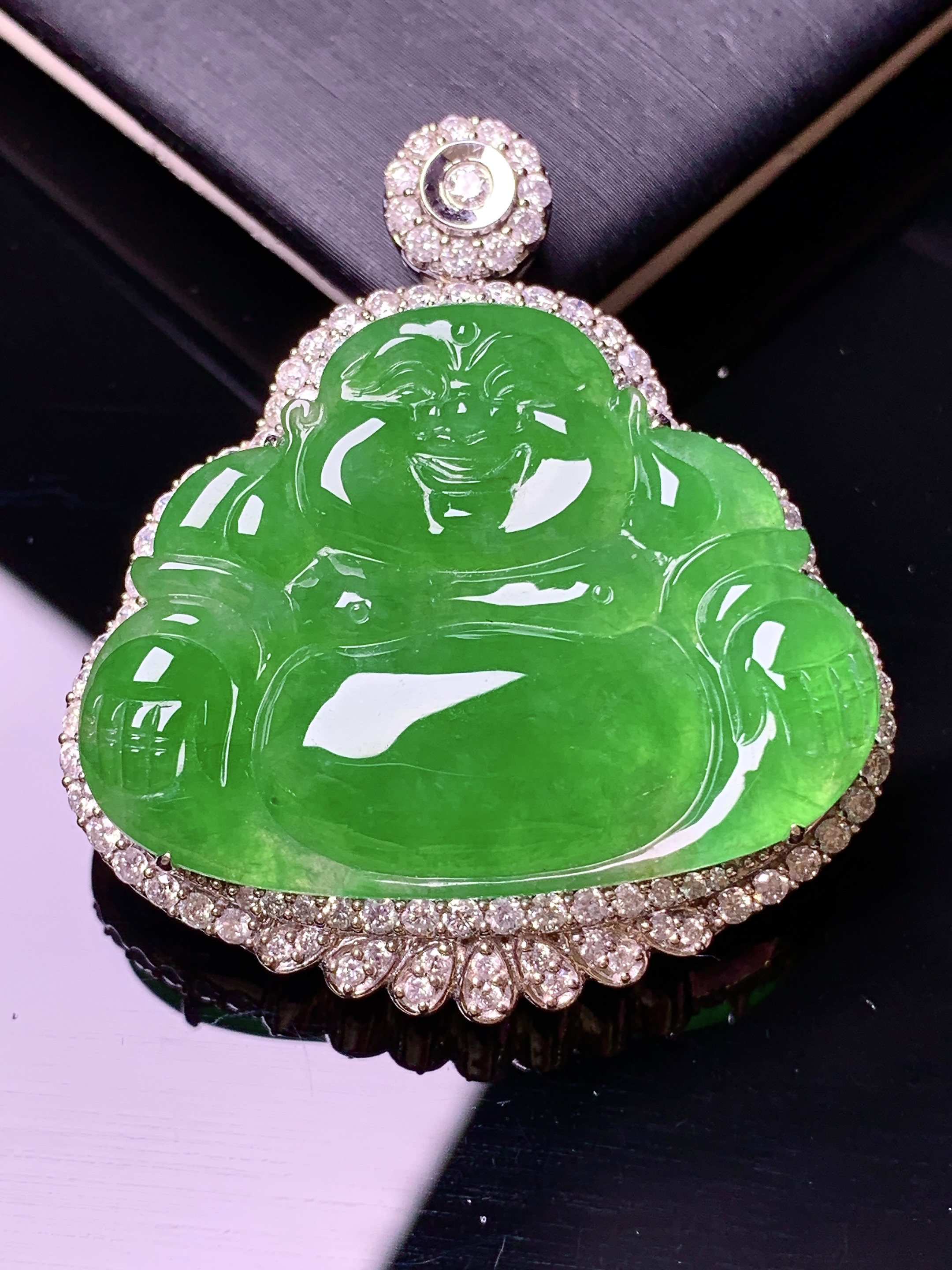 18k金钻镶嵌翠绿佛公吊坠 玉质细腻 色泽艳丽 整体尺寸42.7*37.6*13t3