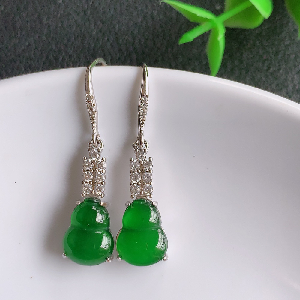 冰透满绿翡翠葫芦耳坠，自然光实拍，翠色灵动，颜色漂亮，种老水足，品相佳，佩戴佳品！W481.9  取