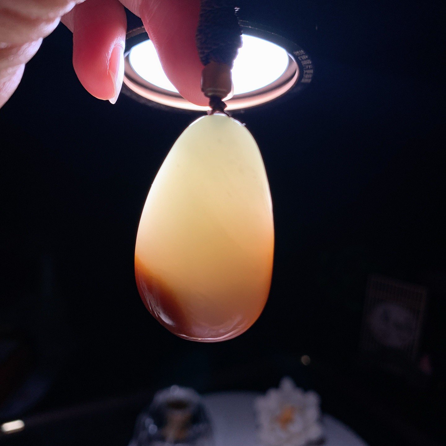 新疆和田玉白且末糖佛引福来挂件。尺寸41/26/16重27克。玉质细腻油润。手推出油。佩戴高端典雅。lt260309