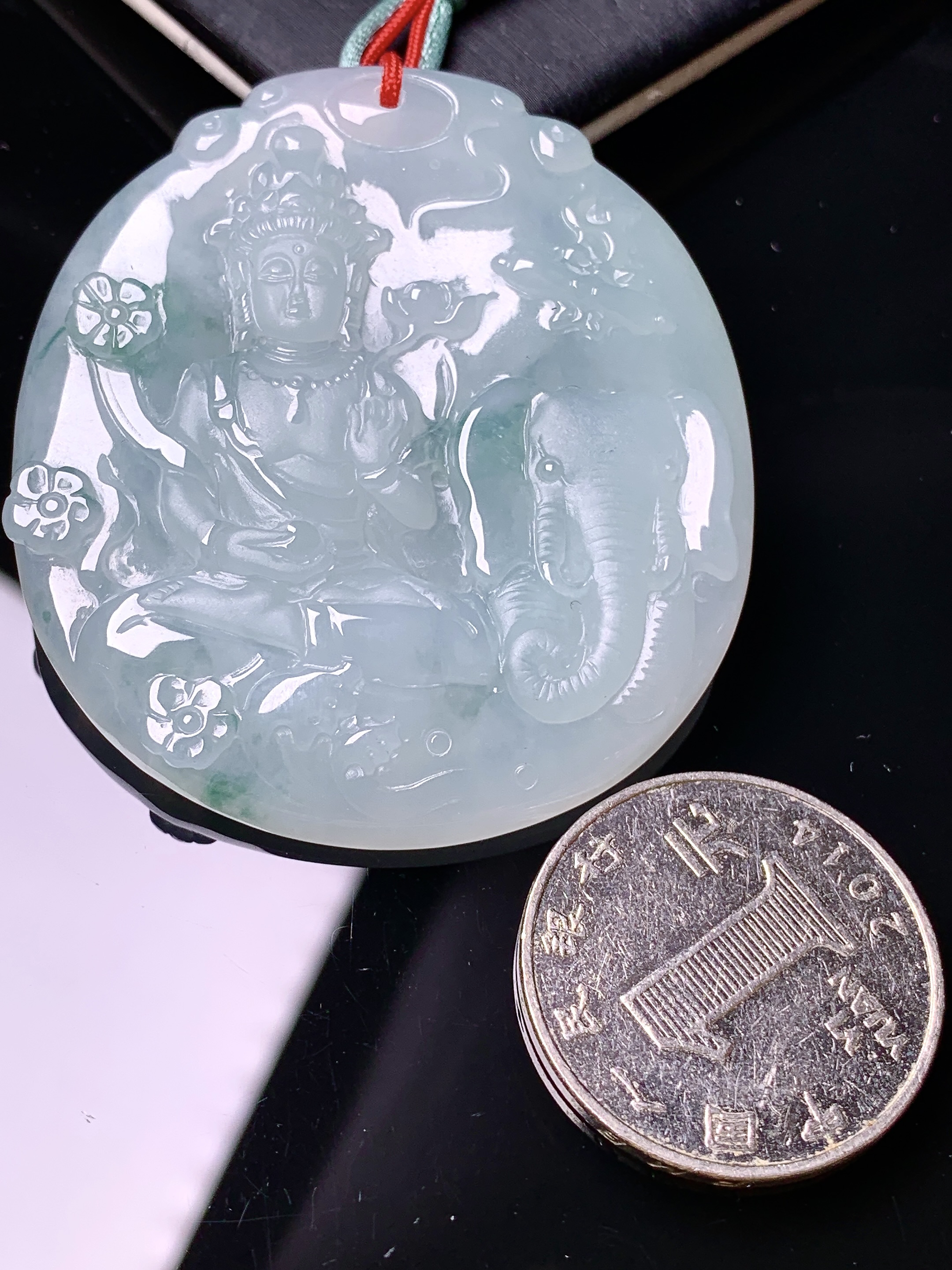 飘绿普贤菩萨吊坠 玉质细腻 色泽艳丽清新 水润亮眼 整体尺寸51.3*46.5*5.5b2