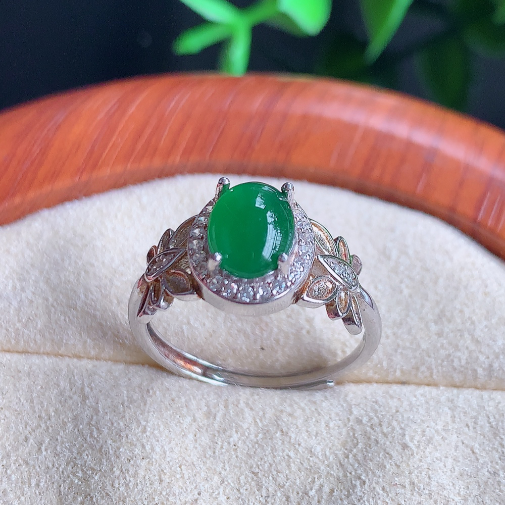 冰润满绿精美环形翡翠戒指  玉质细腻  冰清玉润  飘花灵动  颜色漂亮  W481.9   内径尺寸：17mm  裸石尺寸：8-6mm