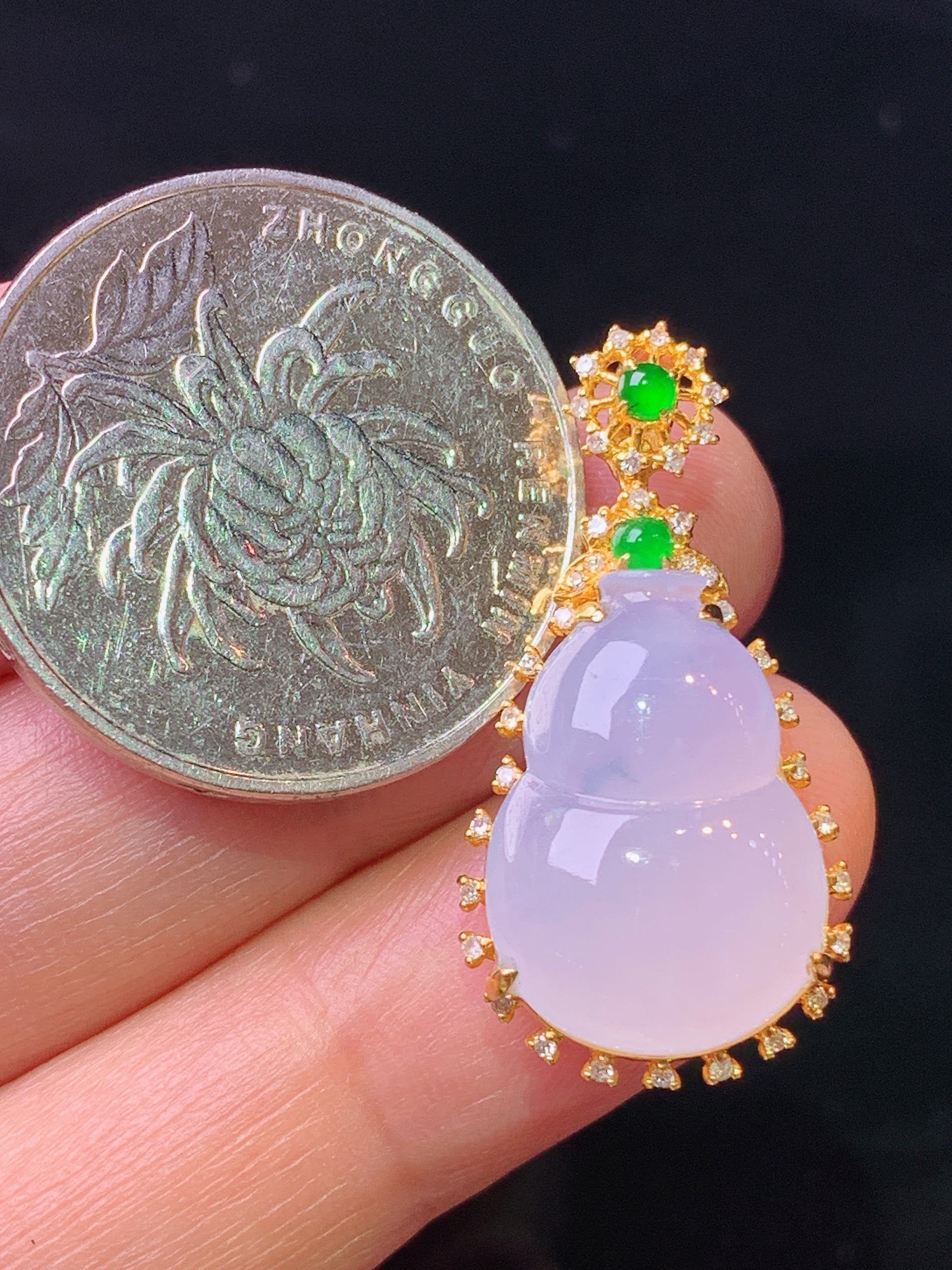 18k金钻镶嵌淡紫罗兰葫芦吊坠 玉质细腻 色泽艳丽 整体尺寸29.2*14.8*7.3x2