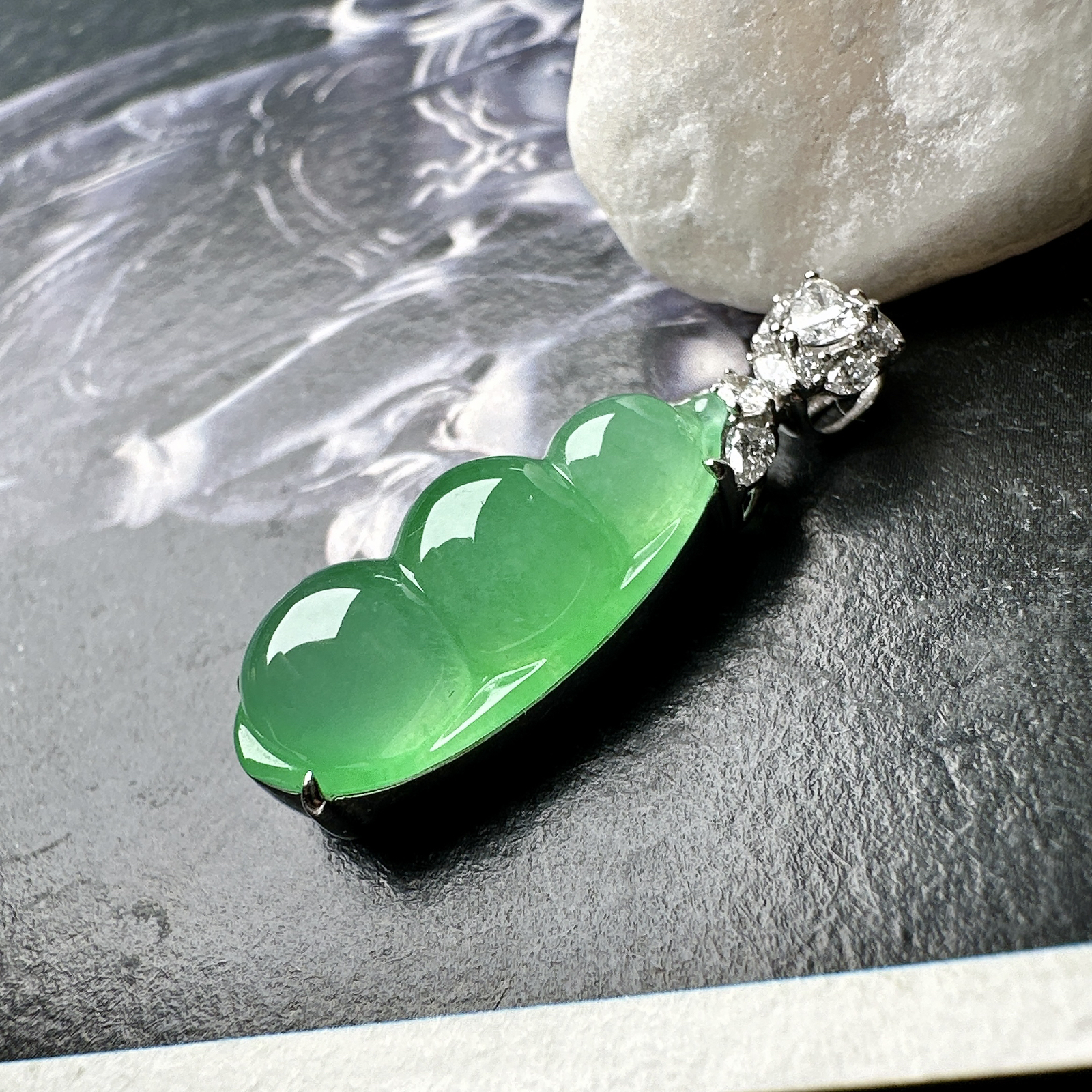 【冰种绿福豆吊坠】种地上乘，冰感十足，通透起光，饱满圆润，收藏品质，18k金钻镶嵌，裸石尺寸19.6*8.5*6毫米