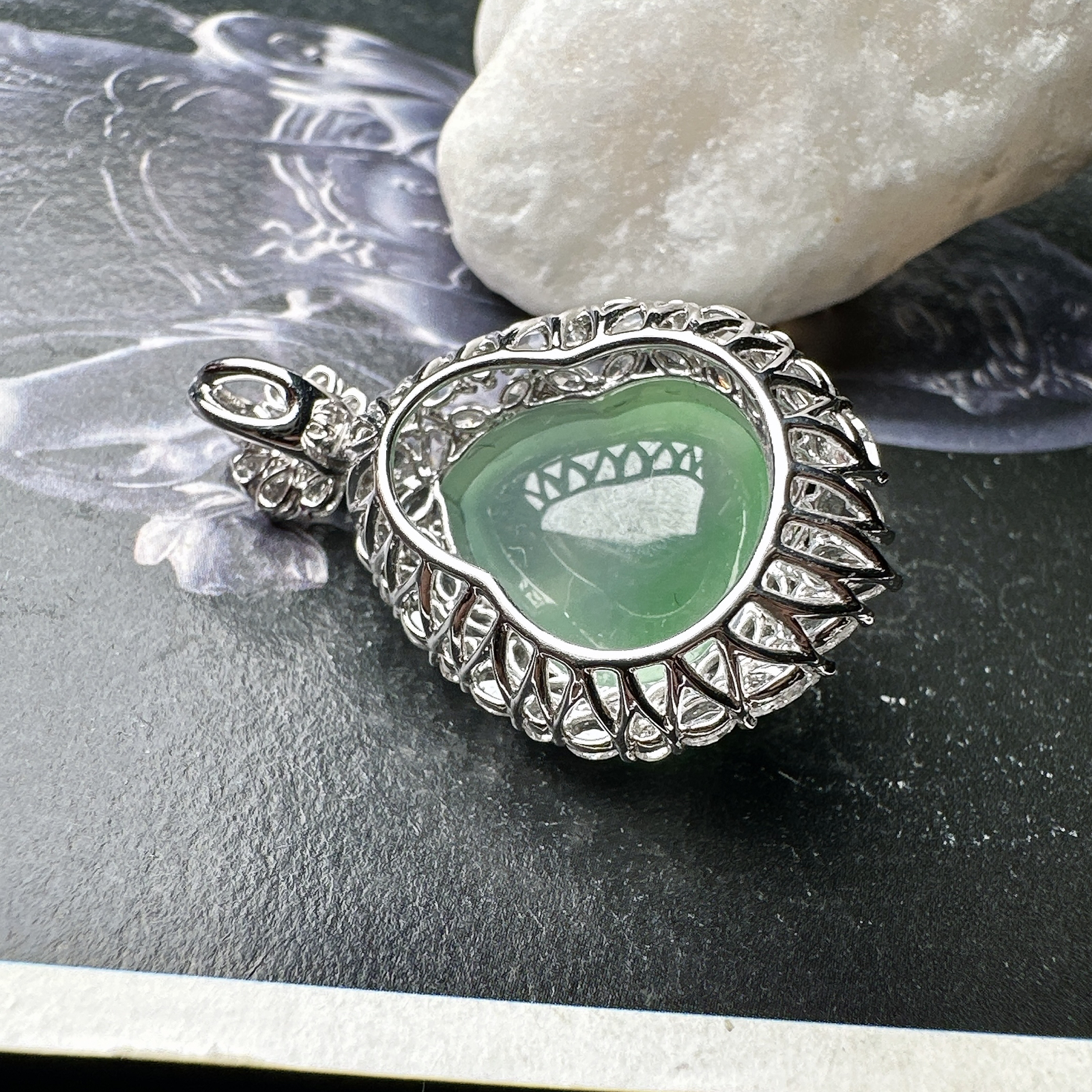 【冰种飘绿葫芦吊坠】质地细腻清爽，荧光感强烈，起刚光强烈，18K金钻镶嵌，裸石尺寸15.5*14.1*6.6毫米