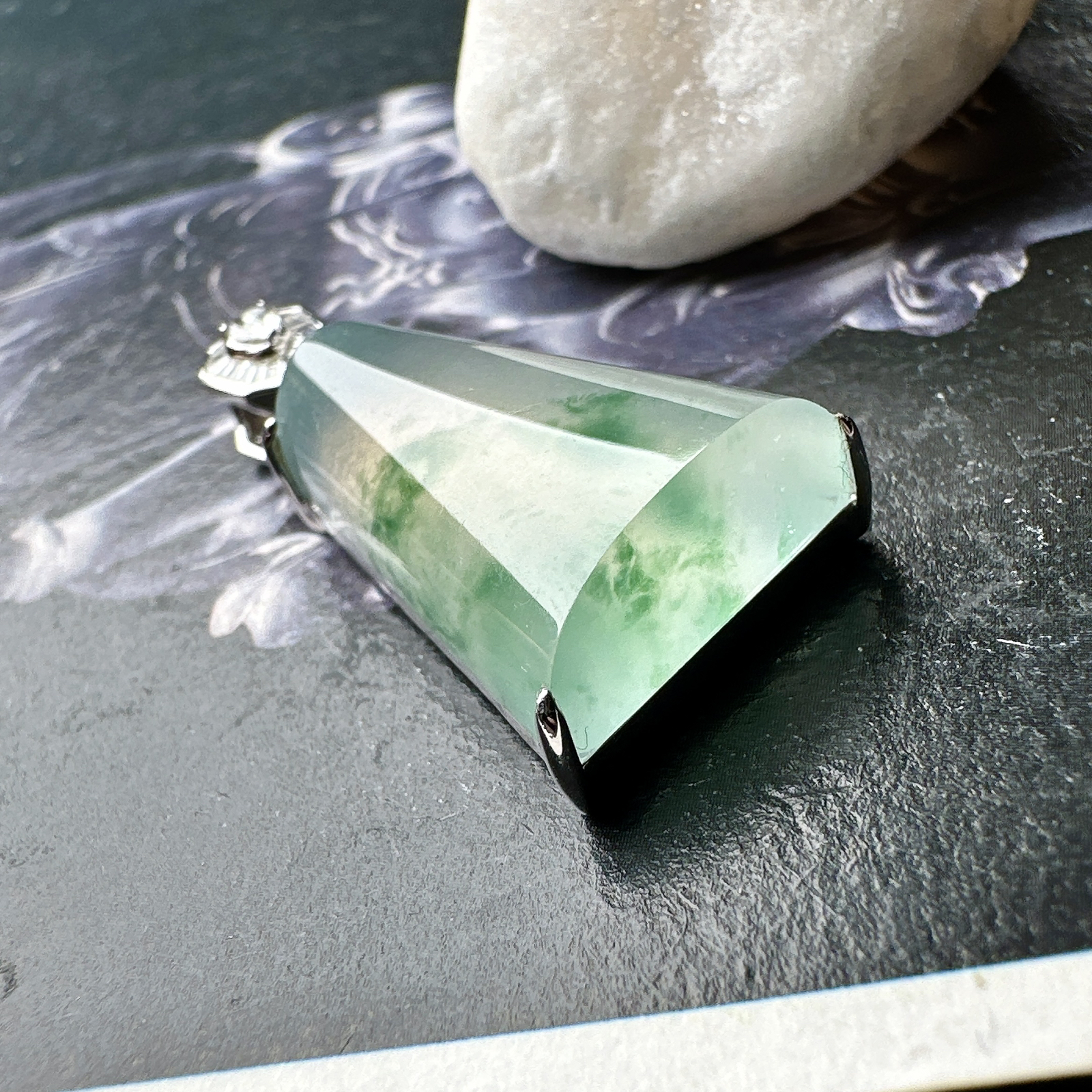 【冰种飘花无事柱】精品，种水上乘，通透闪亮，晶莹剔透。18K金钻镶嵌，裸石尺寸19.8*14.7*7.2毫米