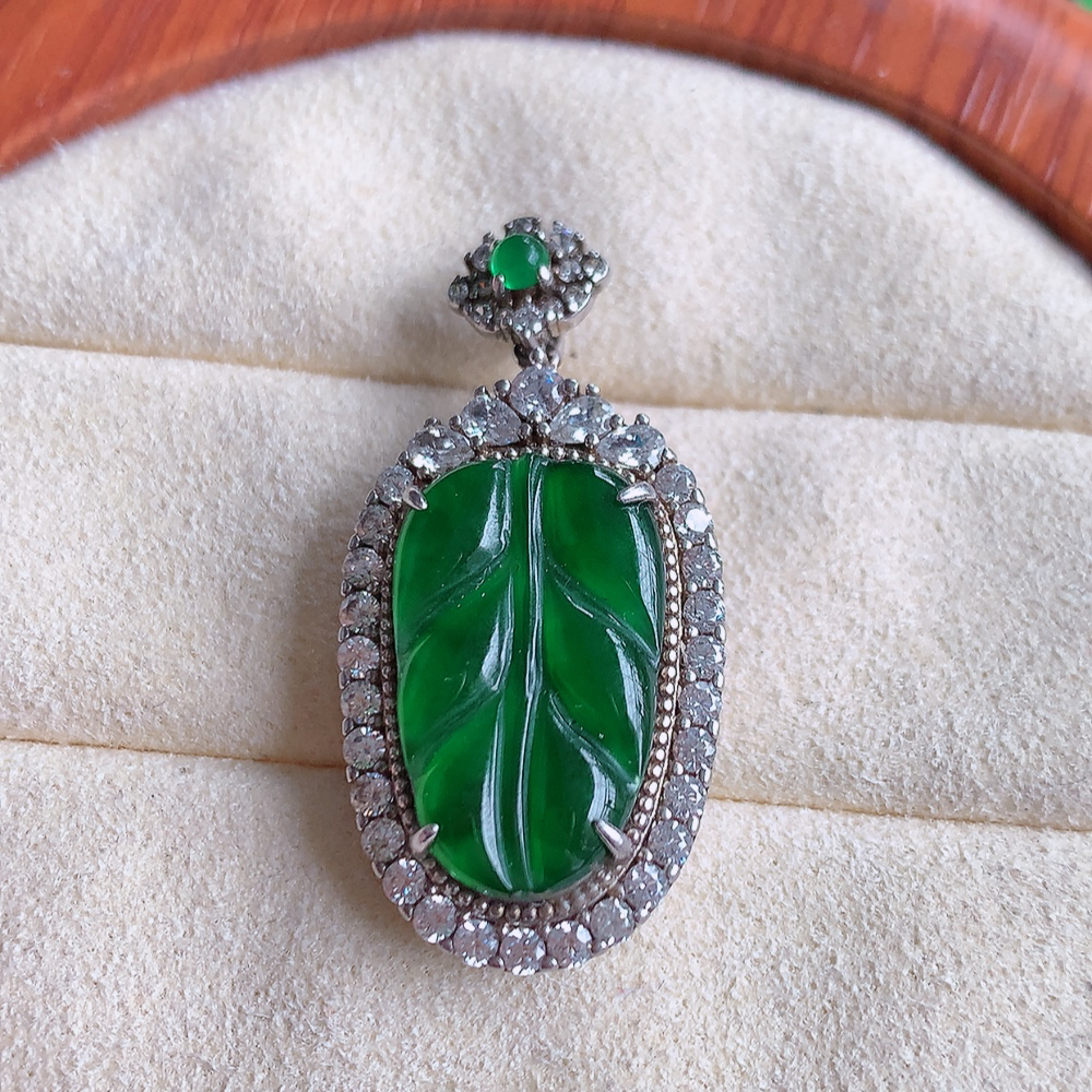 精美925银镶冰润满绿金枝玉叶翡翠吊坠  老种起胶感  飘花灵动  寓意“金枝玉叶，大业有成，一夜成