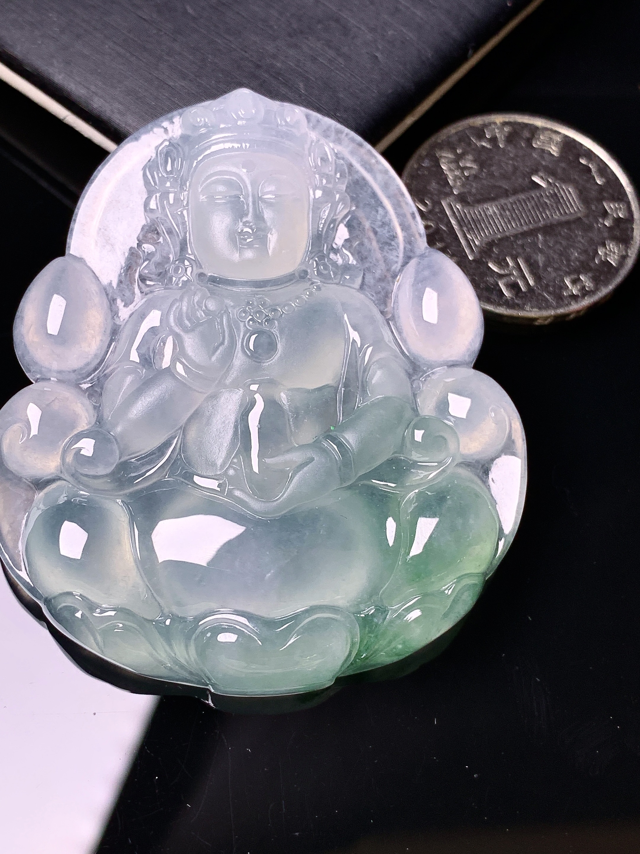 飘绿度母观音菩萨吊坠 玉质细腻 色泽艳丽清新 水润亮眼 整体尺寸54*46.5*7d1