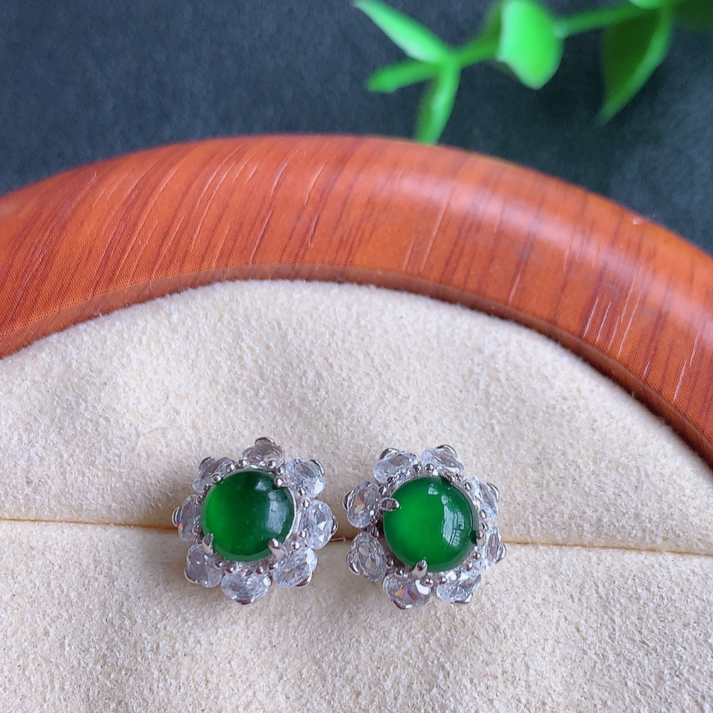 冰透满绿翡翠耳坠，自然光实拍，翠色灵动，颜色漂亮，种老水足，品相佳，佩戴佳品！W815.9  取一尺寸：11-6.8mm  裸石尺寸：6mm