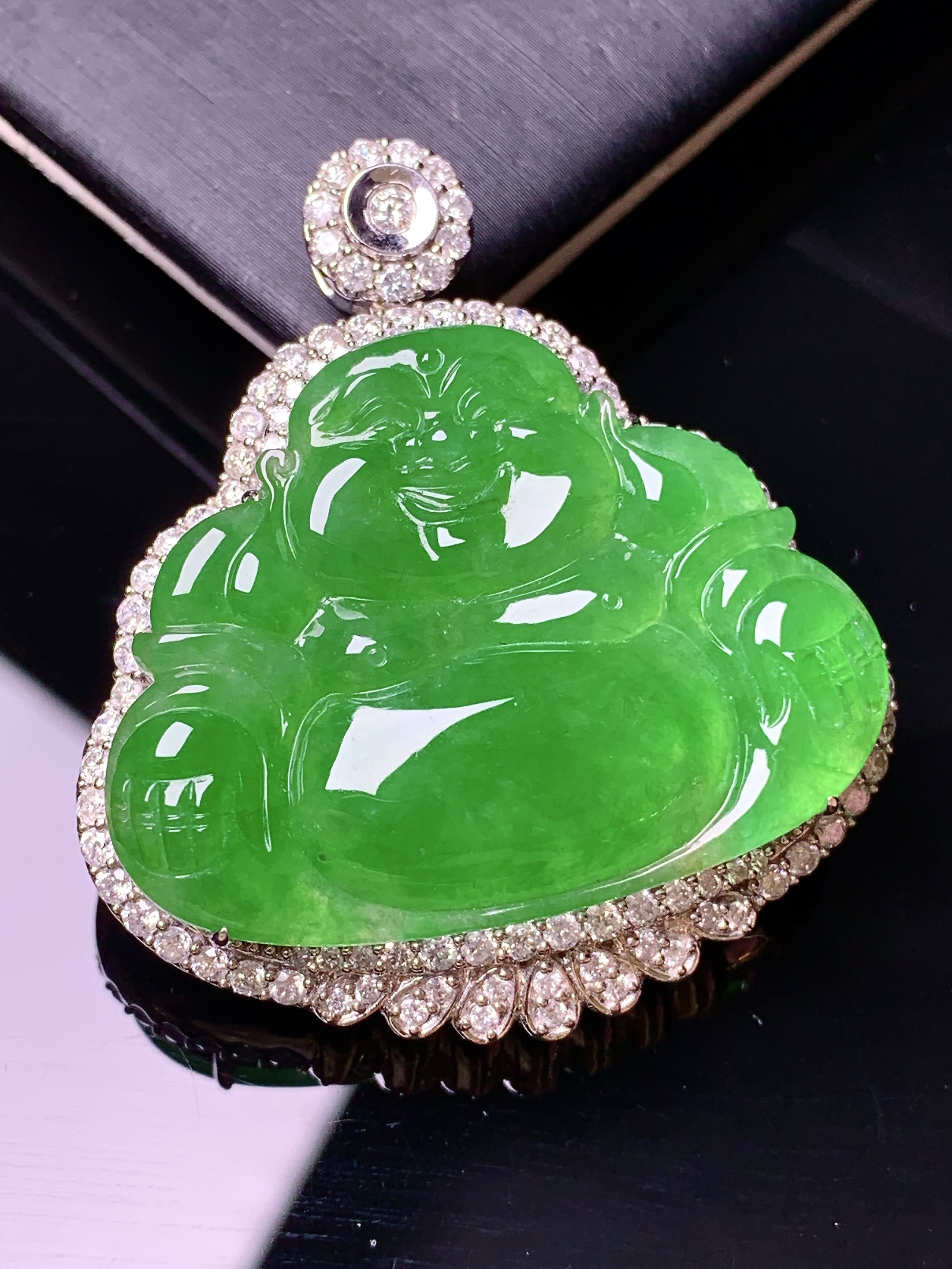 18k金钻镶嵌翠绿佛公吊坠 玉质细腻 色泽艳丽 整体尺寸42.7*37.6*13t3