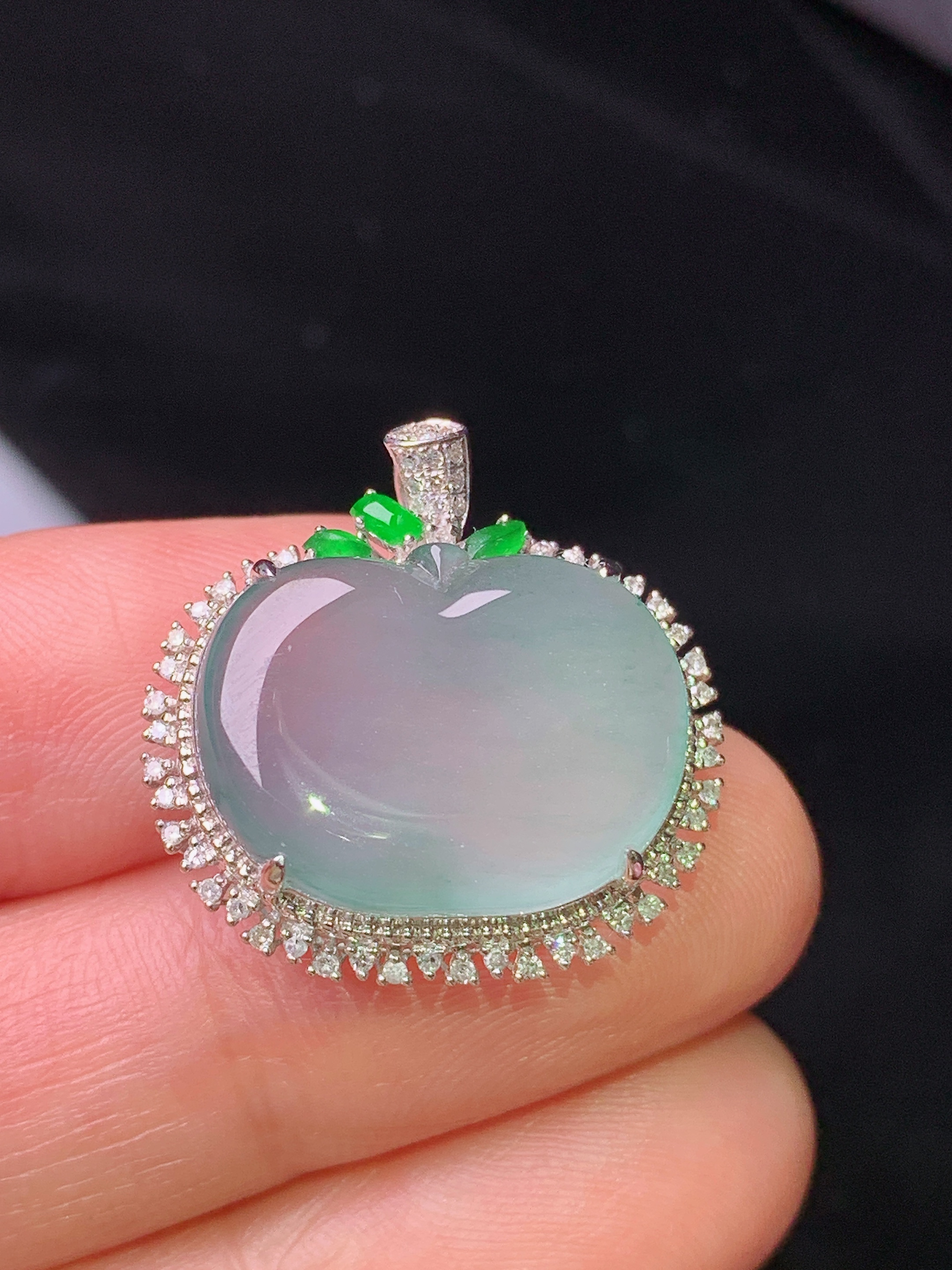 18k金钻镶嵌冰种苹果吊坠 玉质细腻 色泽艳丽 整体尺寸21.5*21.5*8.5x2