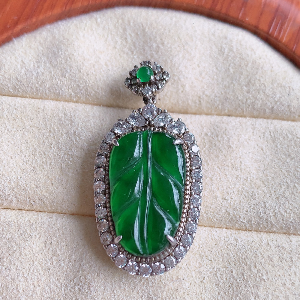 精美925银镶冰润满绿金枝玉叶翡翠吊坠  老种起胶感  飘花灵动  寓意“金枝玉叶，大业有成，一夜成名”  饱满大气，水润通透。W481.9 整体尺寸： 33-16-7.8mm   裸石尺寸：18-12mm