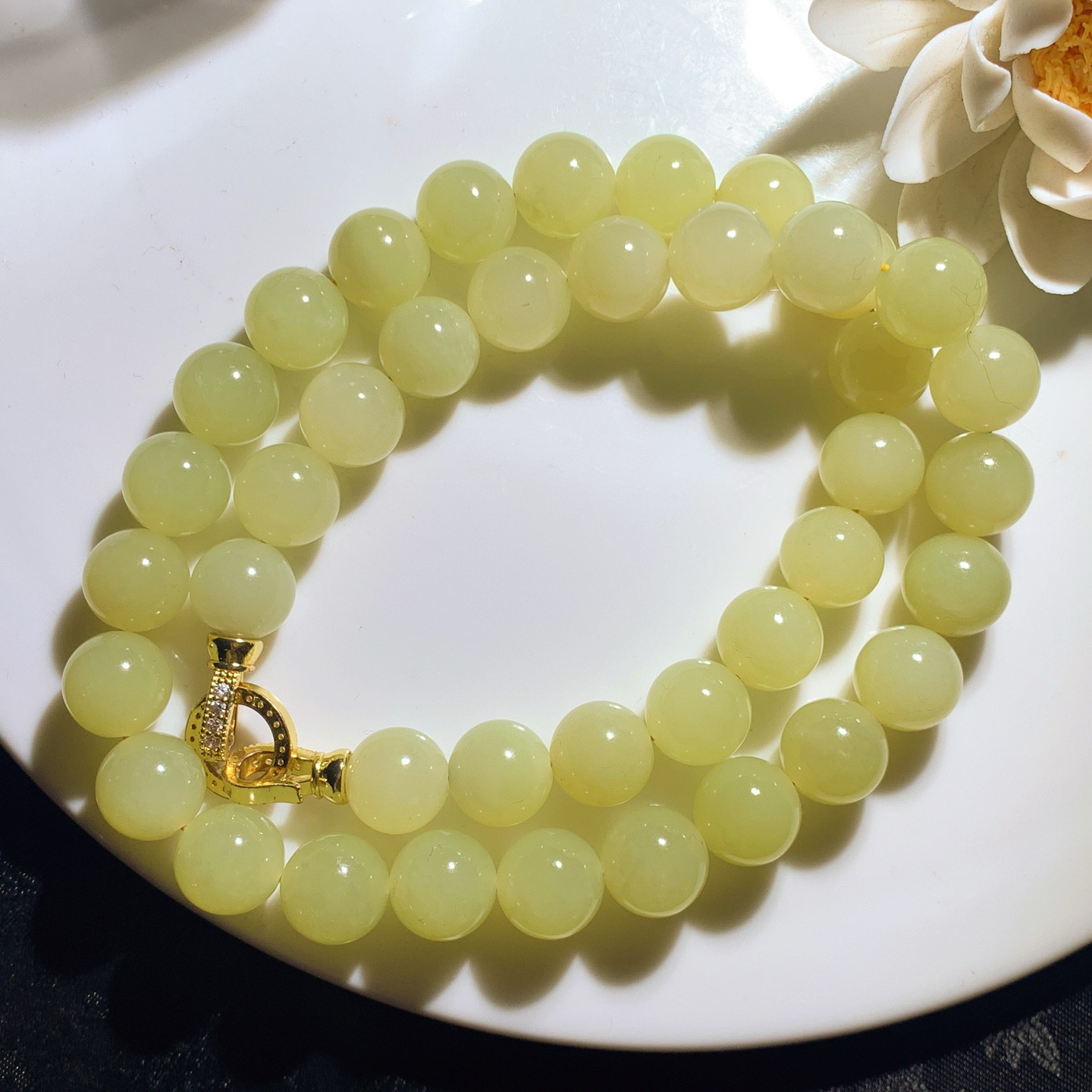 新疆和田玉若羌黄玉圆珠项链！尺寸12重105克 玉质细腻油润 底色纯净 脂粉好，品质好。lt260310