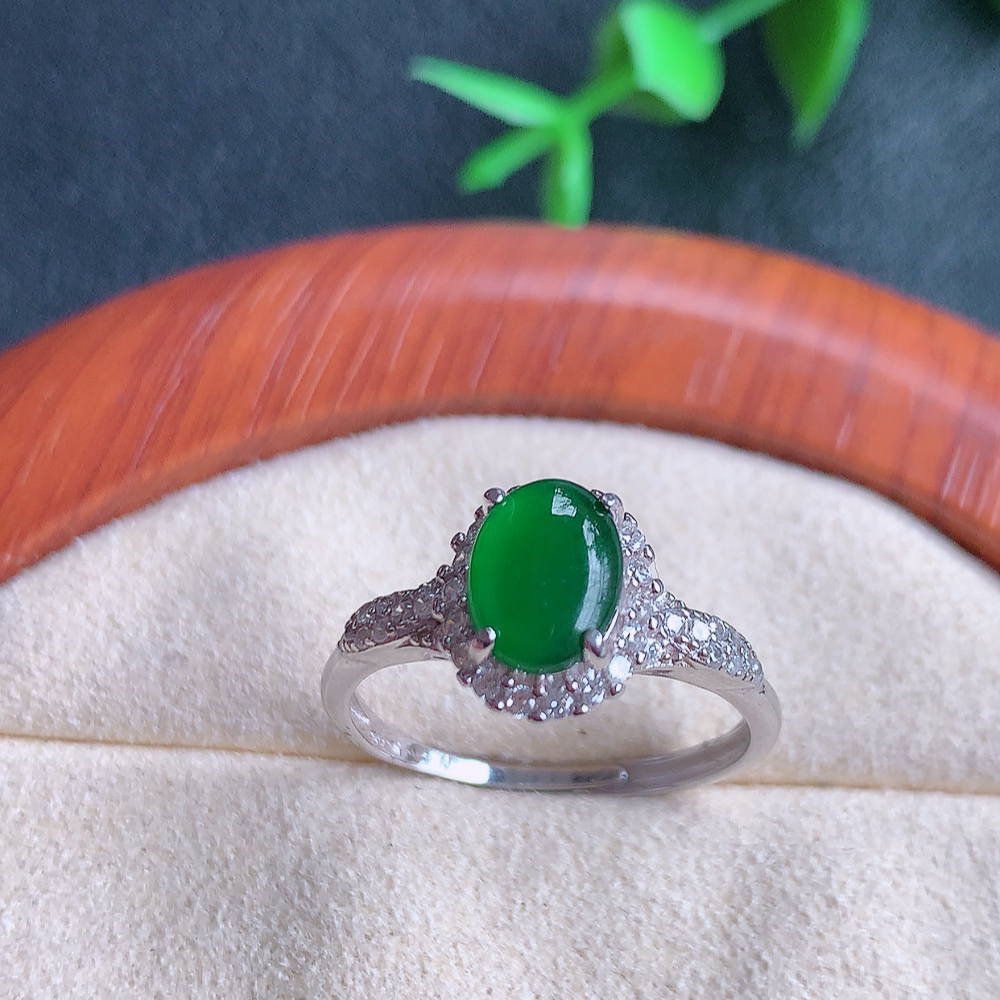 冰润满绿精美环形翡翠戒指  玉质细腻  冰清玉润  飘花灵动  颜色漂亮  W815.9   内径尺