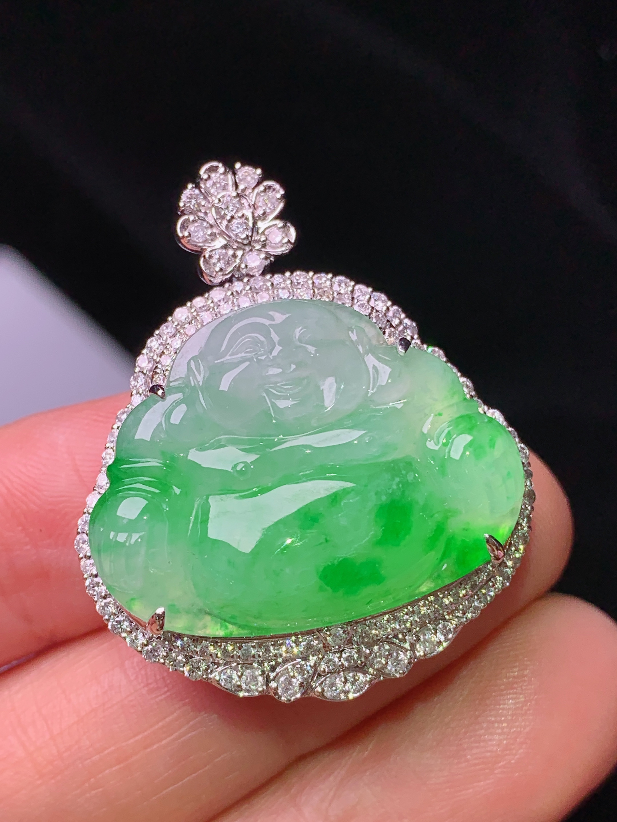 18k金钻镶嵌飘绿佛公吊坠 玉质细腻 色泽艳丽 整体尺寸34*27.6*11.8t3