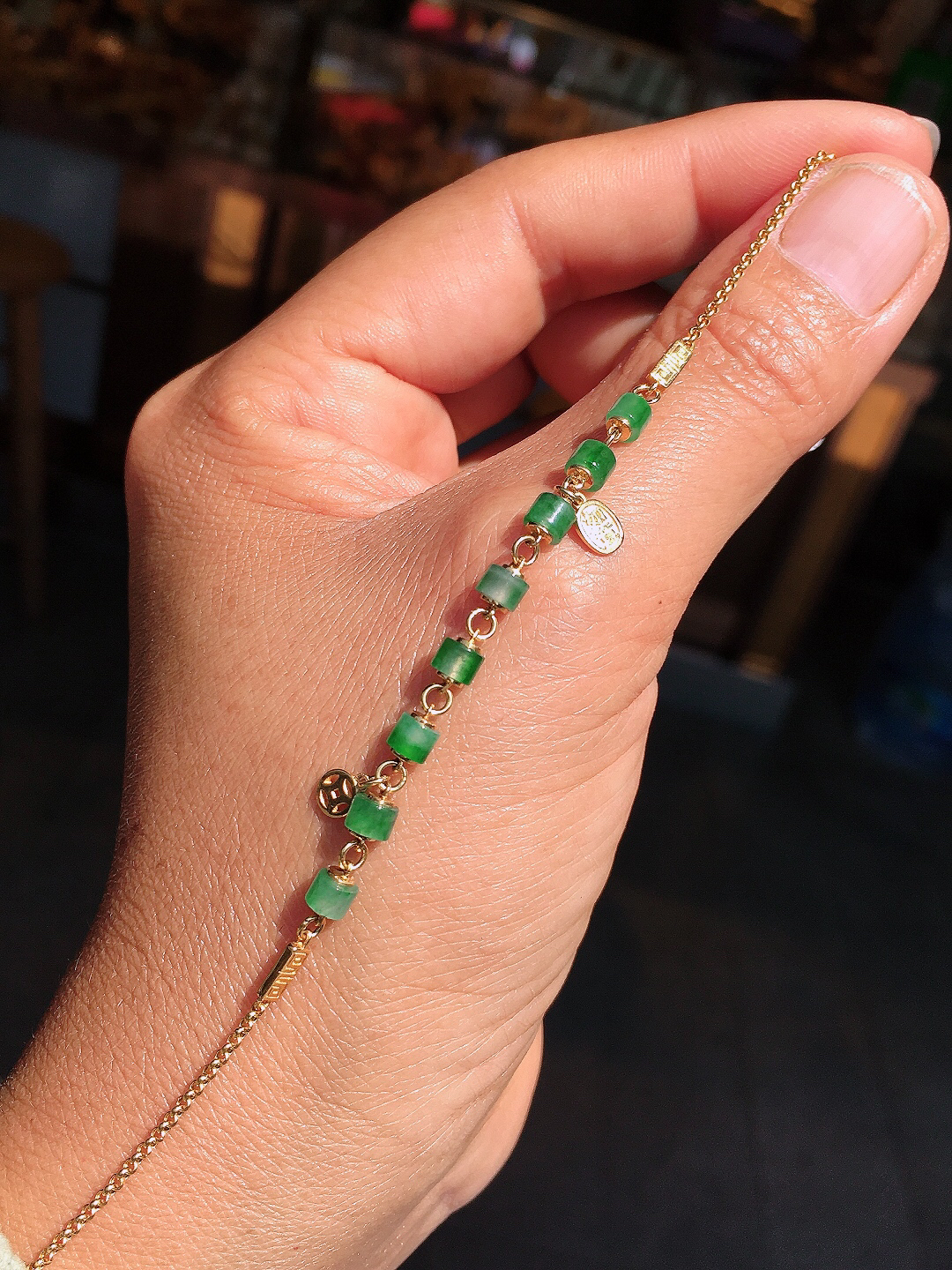 阳绿路路通手链，色泽均匀艳丽，玉质细腻，荧光感超
强，饱满圆润，尽显优雅气质，18k
金豪华镶嵌