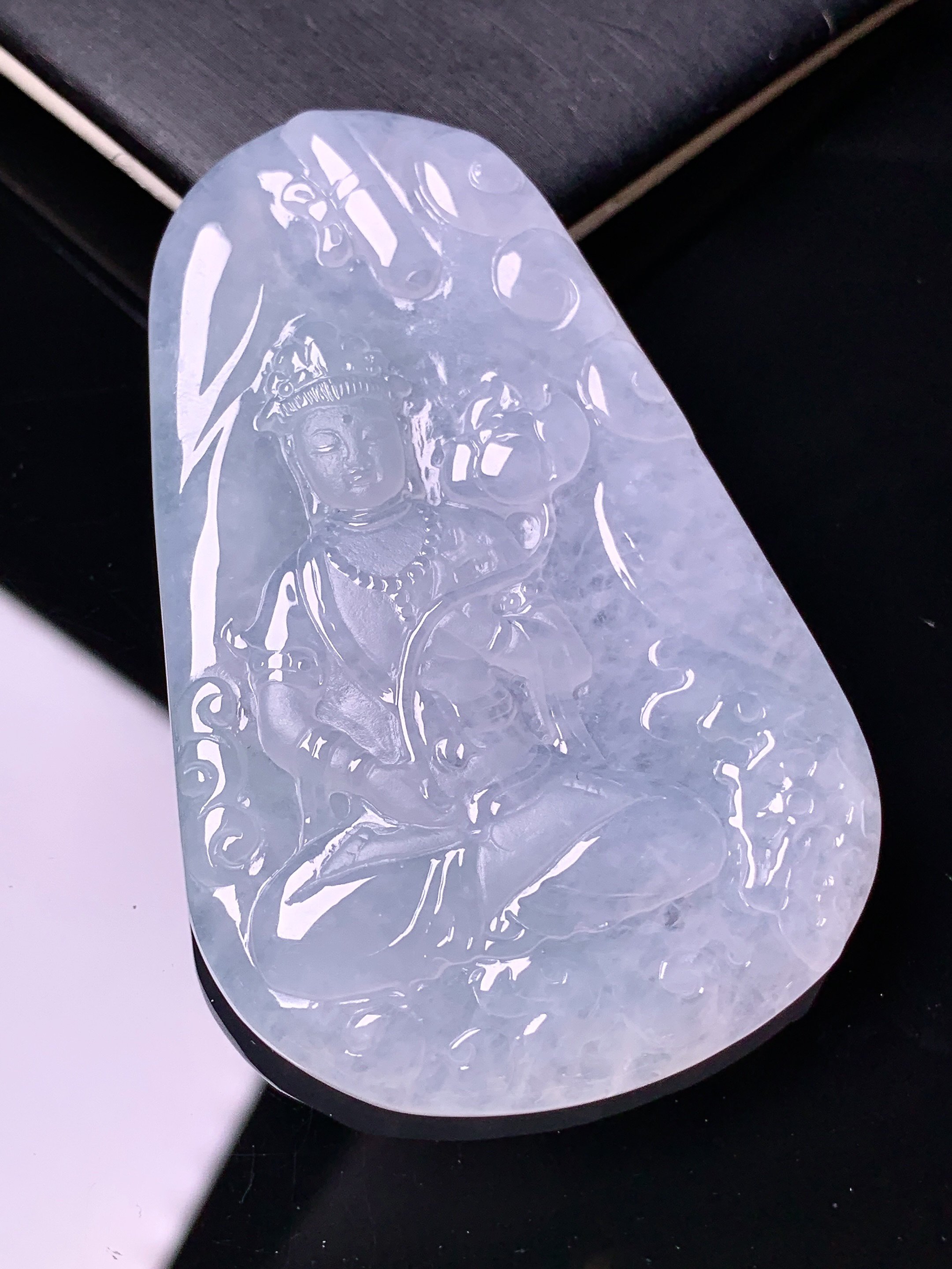 冰种观音菩萨吊坠 玉质细腻 色泽艳丽清新 水润亮眼 整体尺寸63.2*40.8*5.8d1