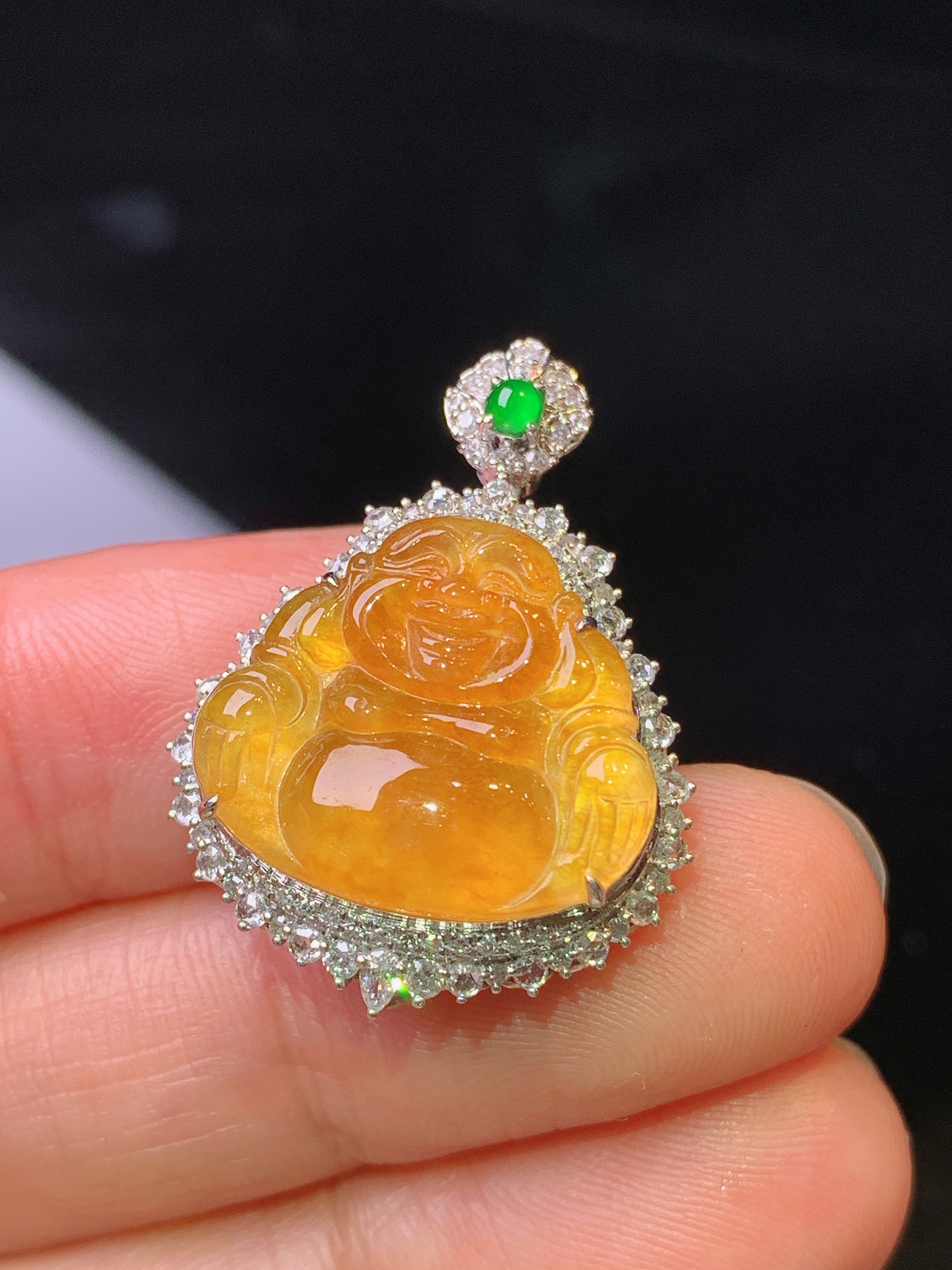 18k金钻镶嵌黄翡佛公吊坠 玉质细腻 色泽艳丽 整体尺寸27.8*20.8*9.2t1