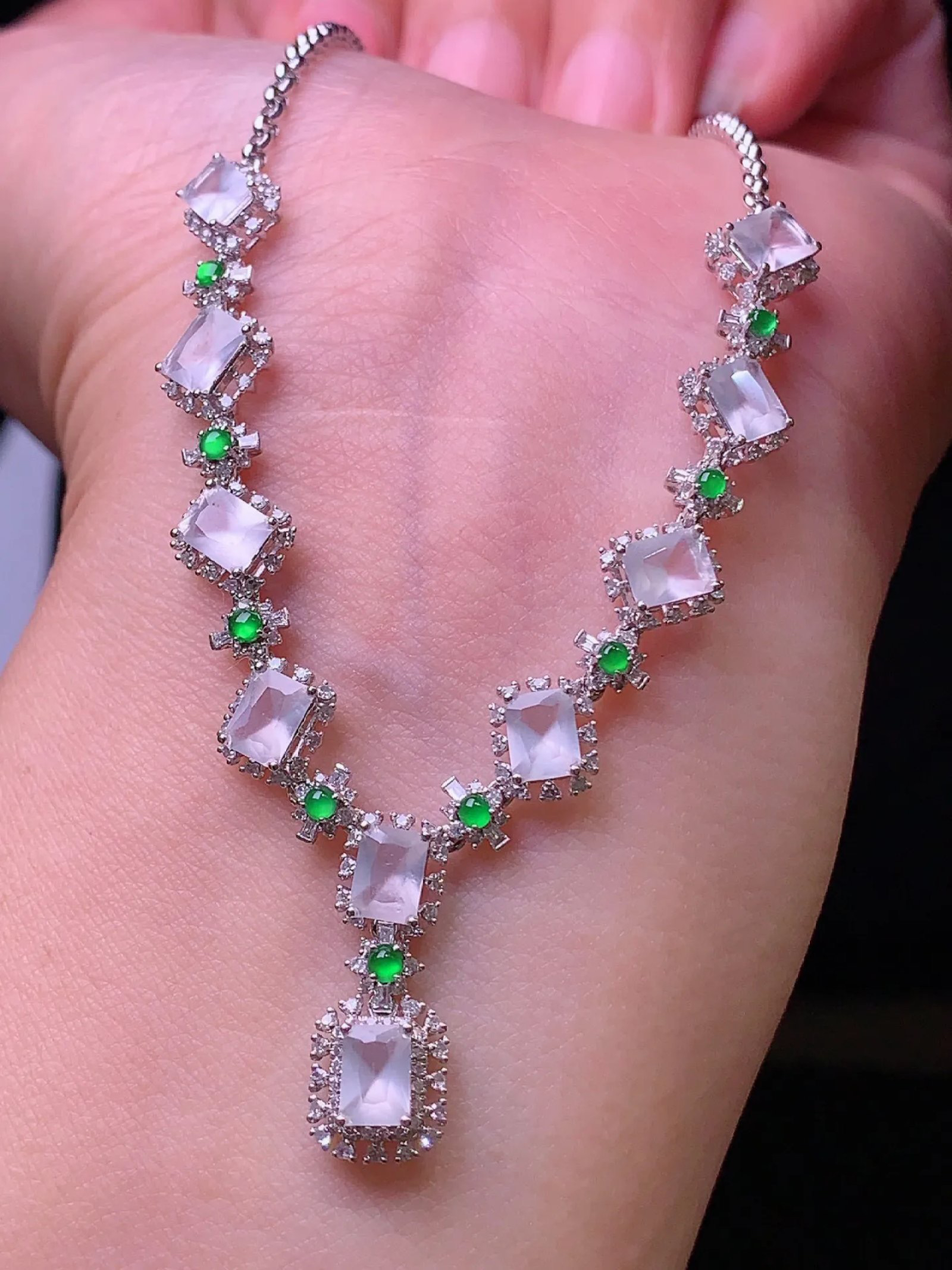 18k金钻镶嵌冰种菱形项链 玉质细腻 色泽艳丽 整体尺寸67.2*7.8*5.2t2