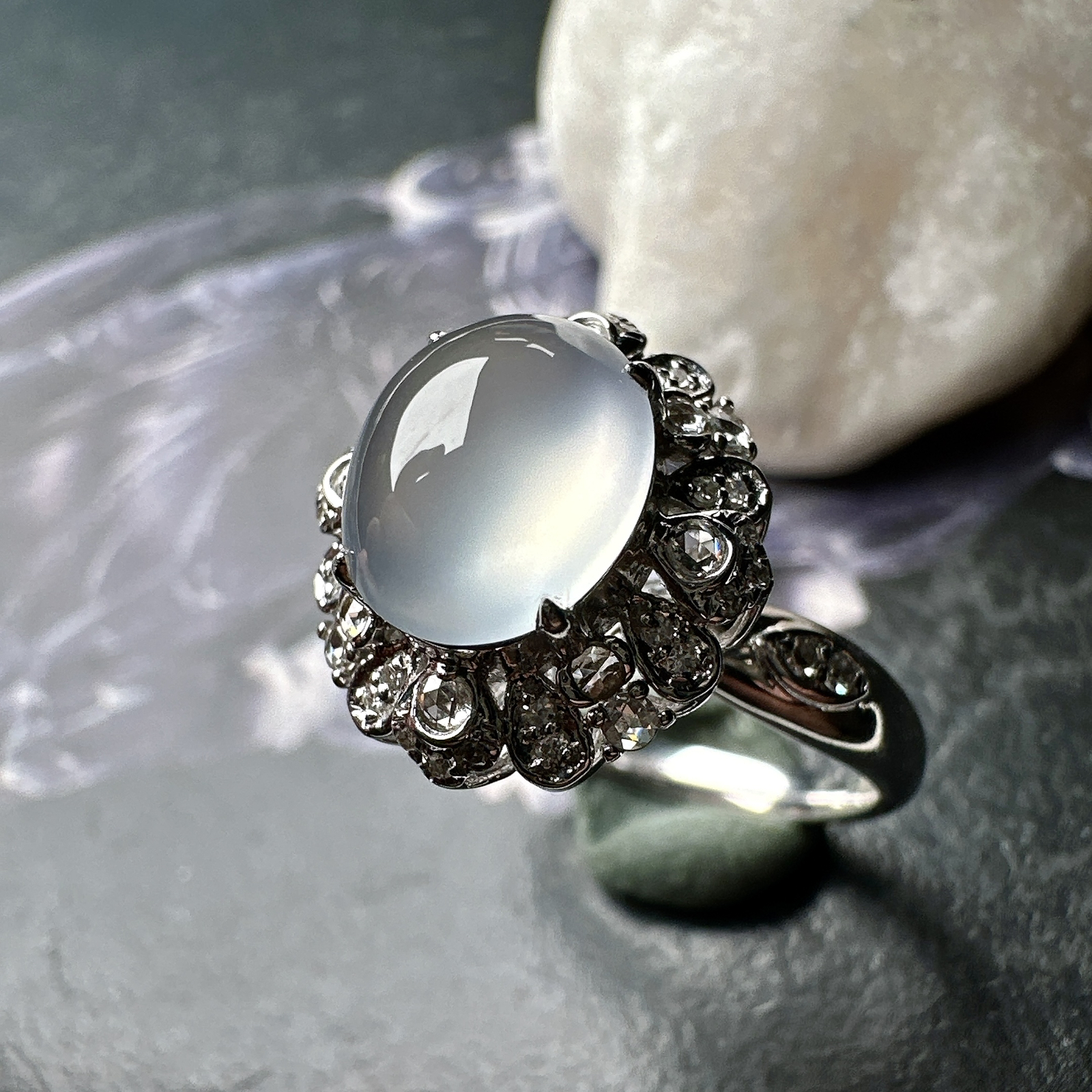 【冰种蛋面戒指】质地细腻，饱满度很好，晶莹剔透，18k金钻镶嵌，裸石尺寸8.6*7.4*4.6毫米