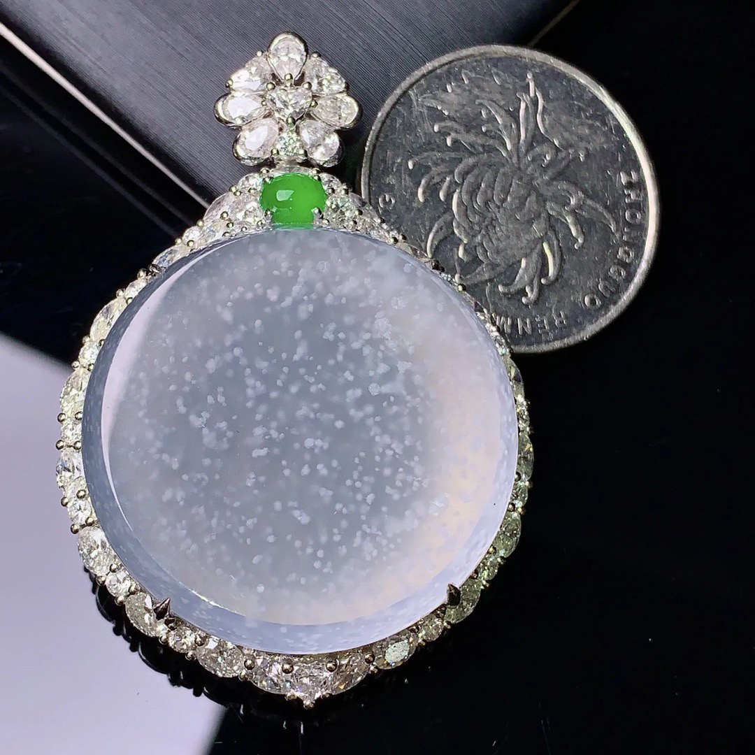 18k金钻镶嵌木那料雪花棉圆牌吊坠 玉质细腻 色泽清新艳丽 整体尺寸48.6*33.8*12.5t1