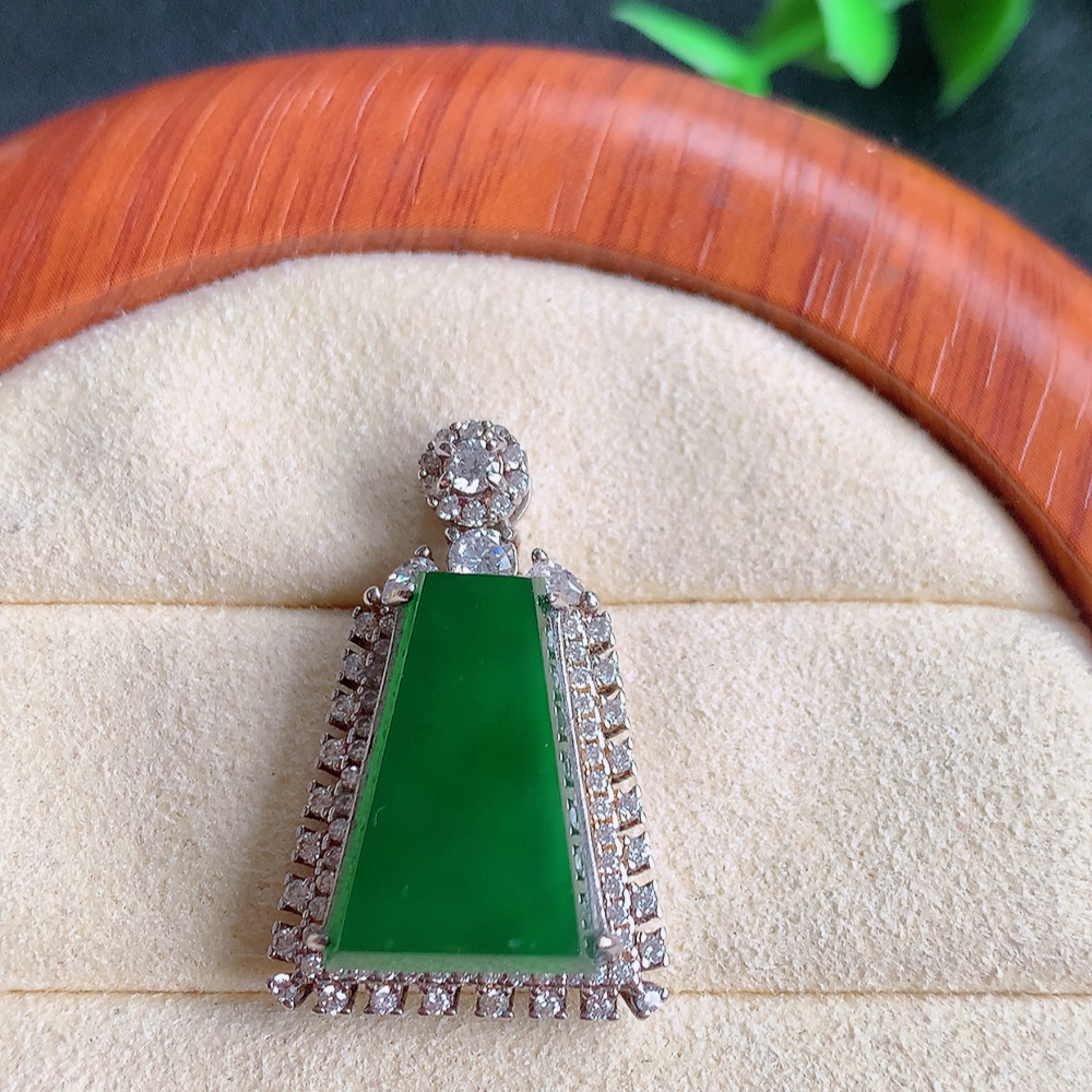 冰润满绿无事牌翡翠吊坠，平平安安，万事如意，沁人心脾，清秀高雅，925银镶  W815.9  整体尺寸：28-17.8-8mm   裸石尺寸：17.2-13mm