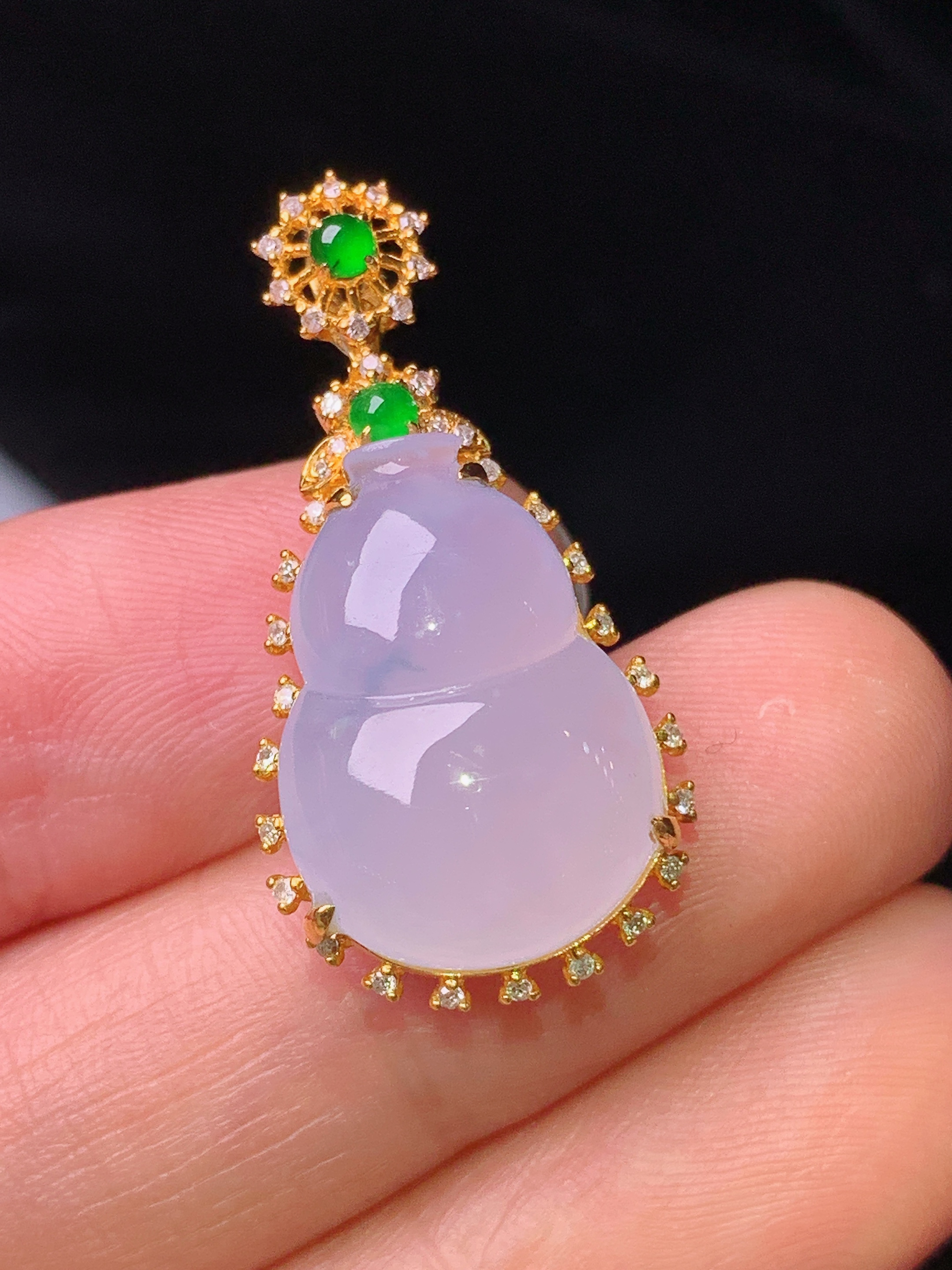 18k金钻镶嵌淡紫罗兰葫芦吊坠 玉质细腻 色泽艳丽 整体尺寸29.2*14.8*7.3x2