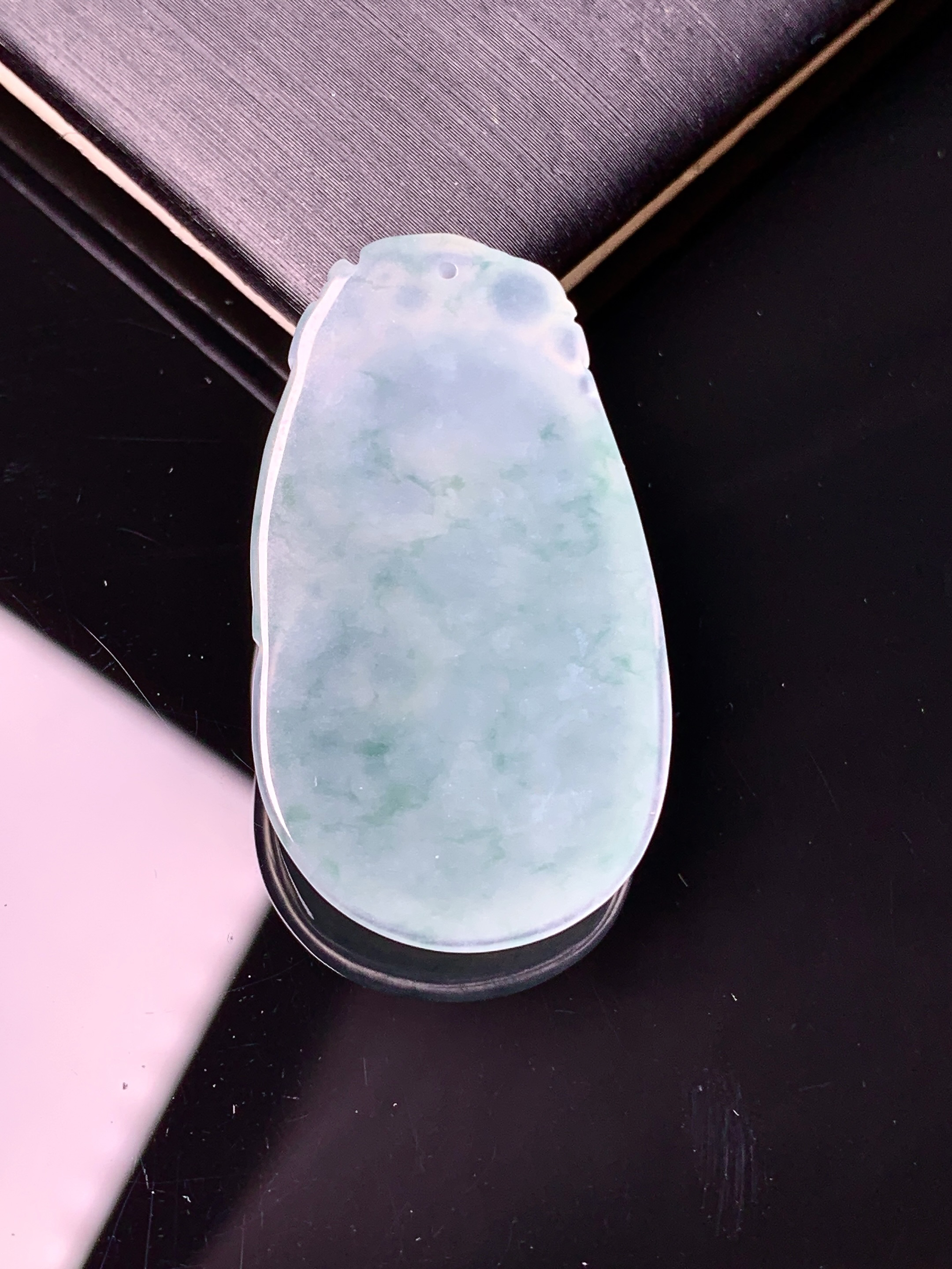 冰种飘绿如意吊坠 玉质细腻 色泽艳丽清新 水润亮眼 整体尺寸35.2*19.8*5.2d1