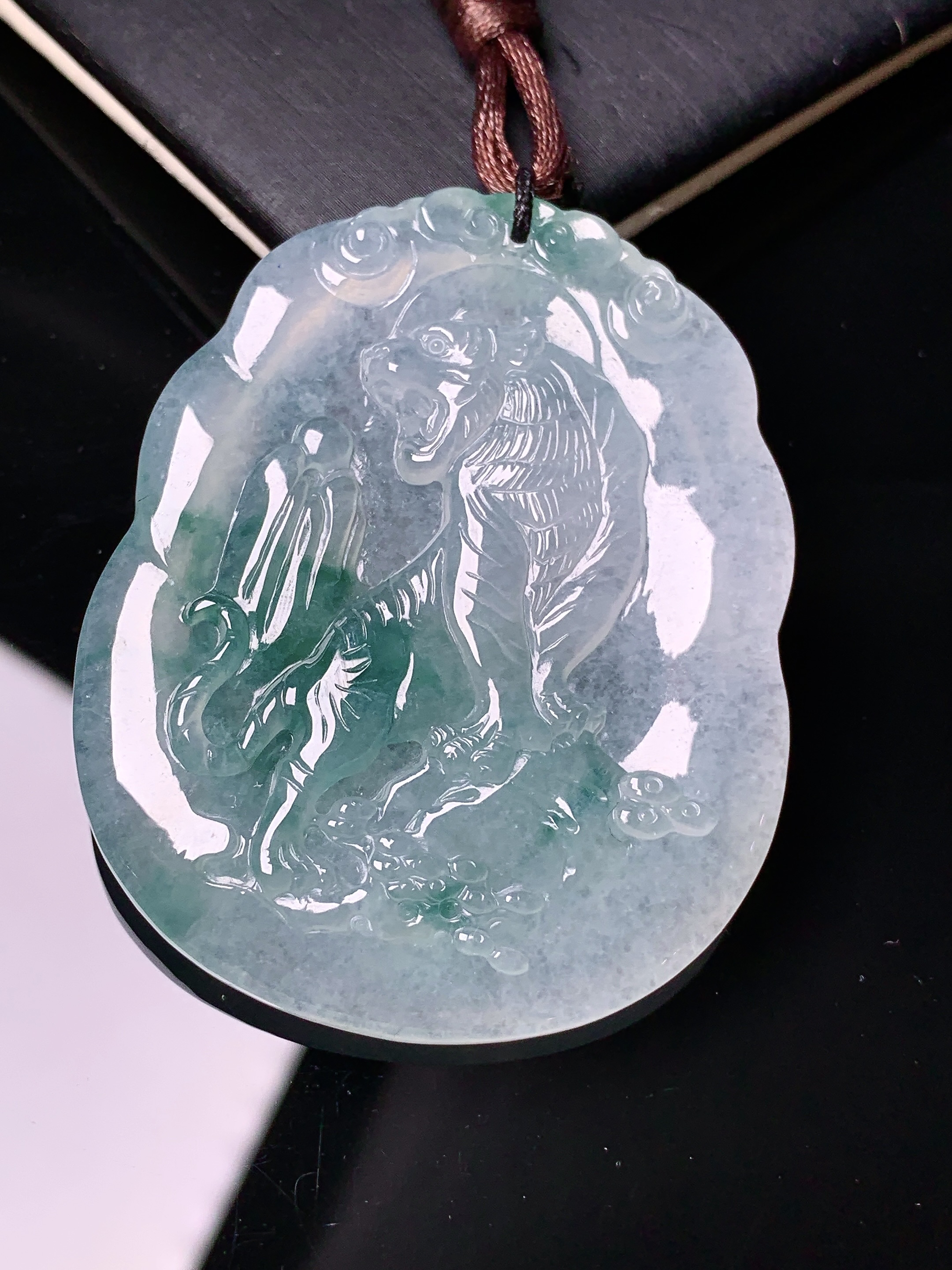 飘绿生肖虎吊坠 玉质细腻 色泽艳丽清新 水润亮眼 整体尺寸50*40.5*5.3b2