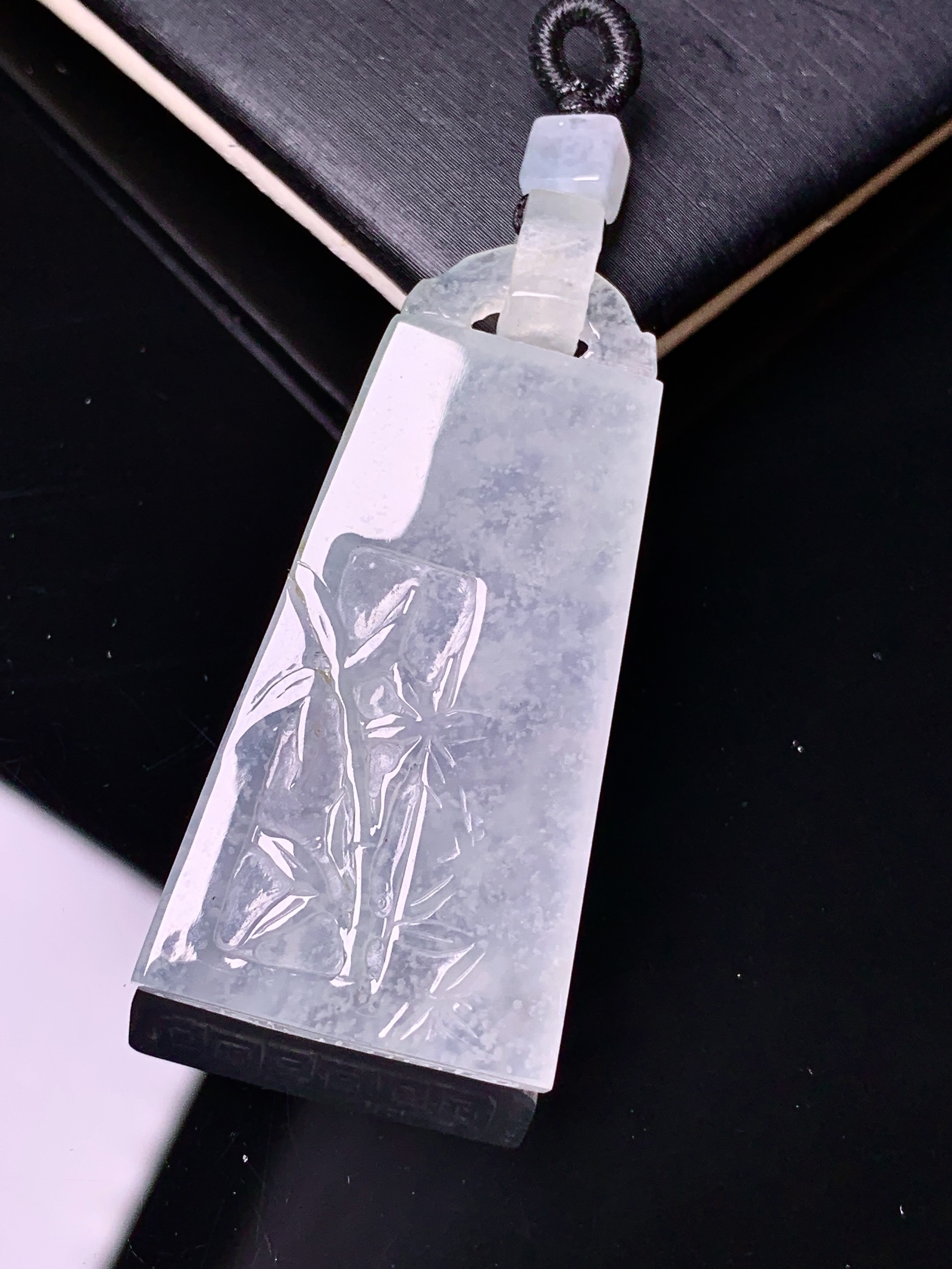 冰种竹节牌吊坠 玉质细腻 色泽艳丽清新 水润亮眼 整体尺寸42*20.8*5.8j1