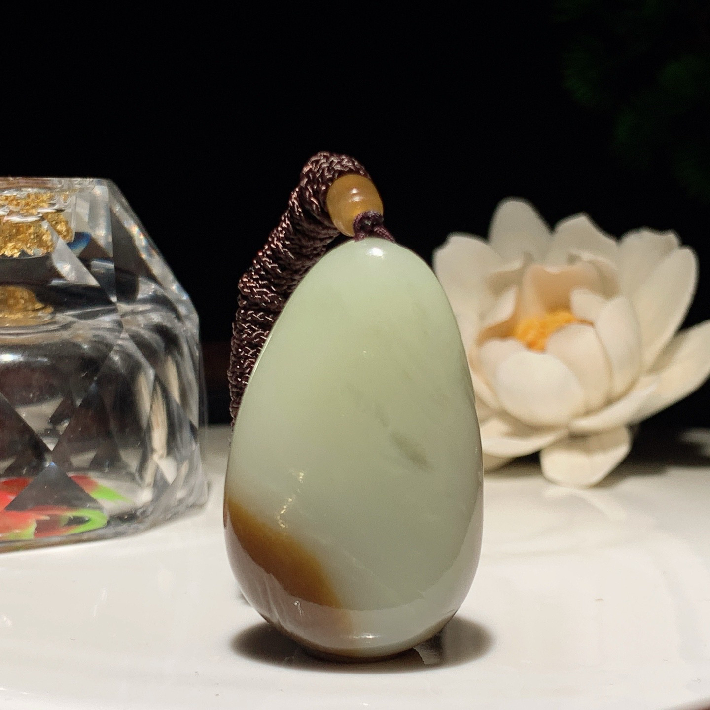 新疆和田玉白且末糖佛引福来挂件。尺寸41/26/16重27克。玉质细腻油润。手推出油。佩戴高端典雅。lt260309