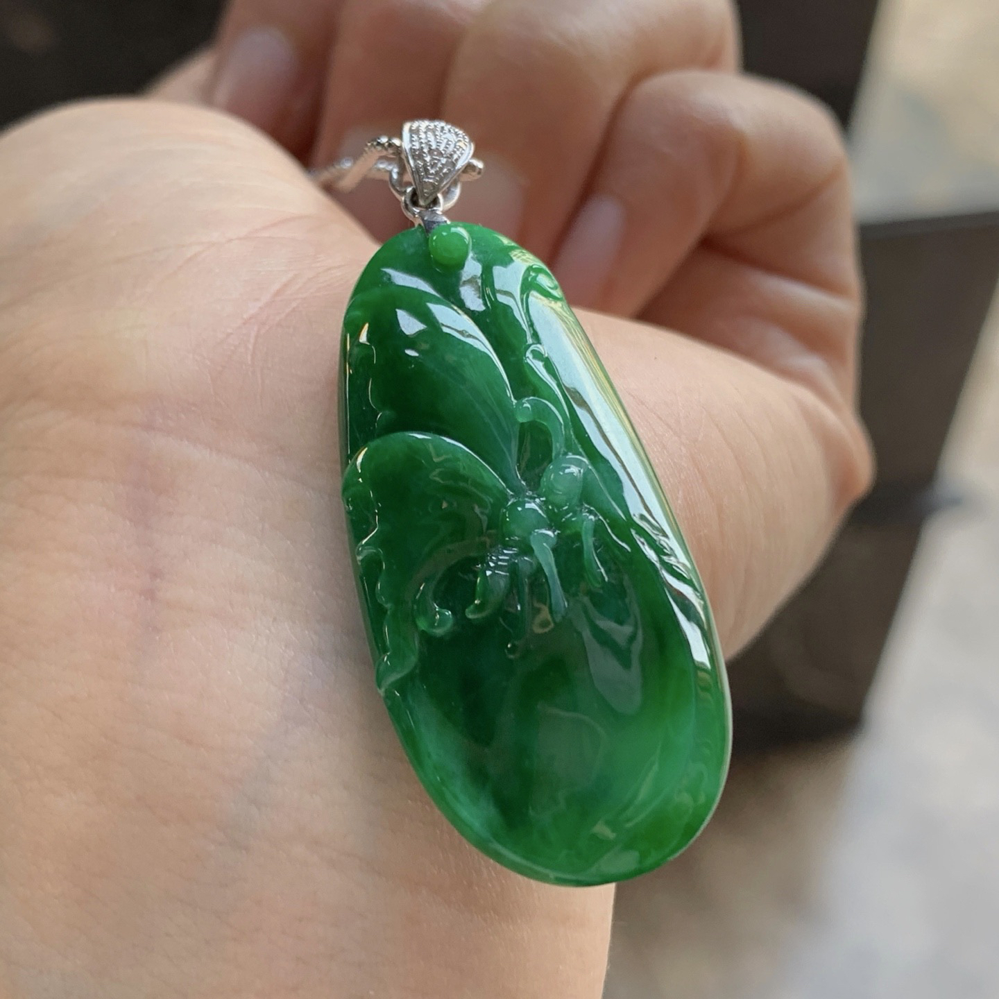 金扣辣绿色吊坠^_^颜色鲜艳 玉质温润