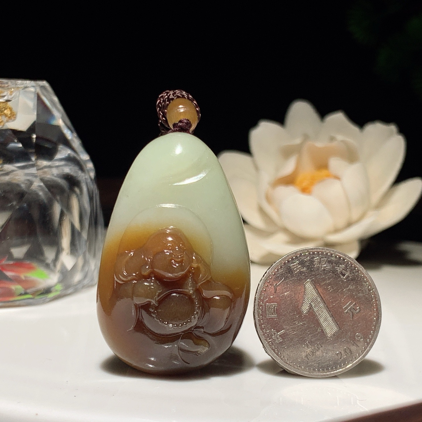 新疆和田玉白且末糖佛引福来挂件。尺寸41/26/16重27克。玉质细腻油润。手推出油。佩戴高端典雅。lt260309