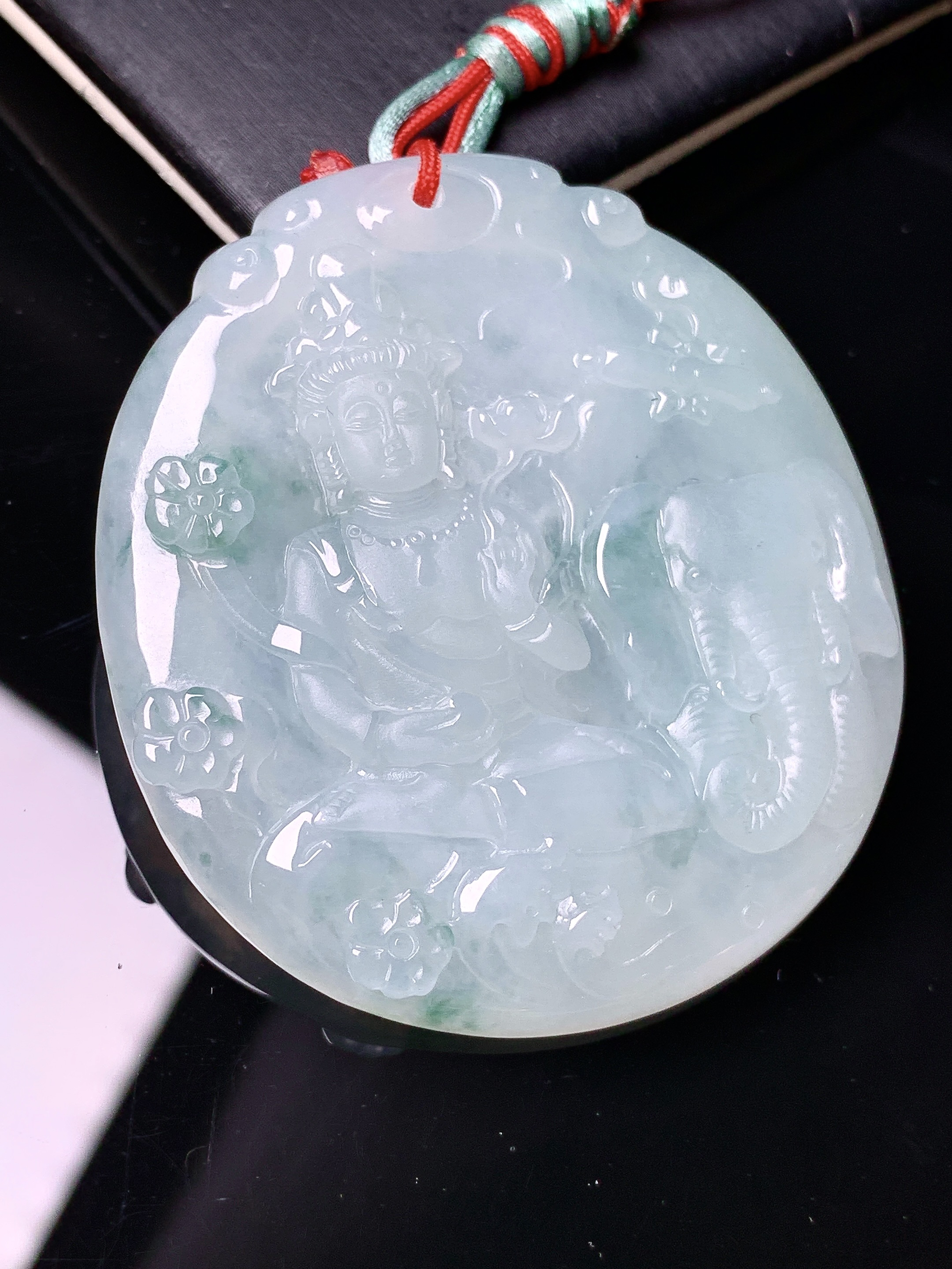 飘绿普贤菩萨吊坠 玉质细腻 色泽艳丽清新 水润亮眼 整体尺寸51.3*46.5*5.5b2