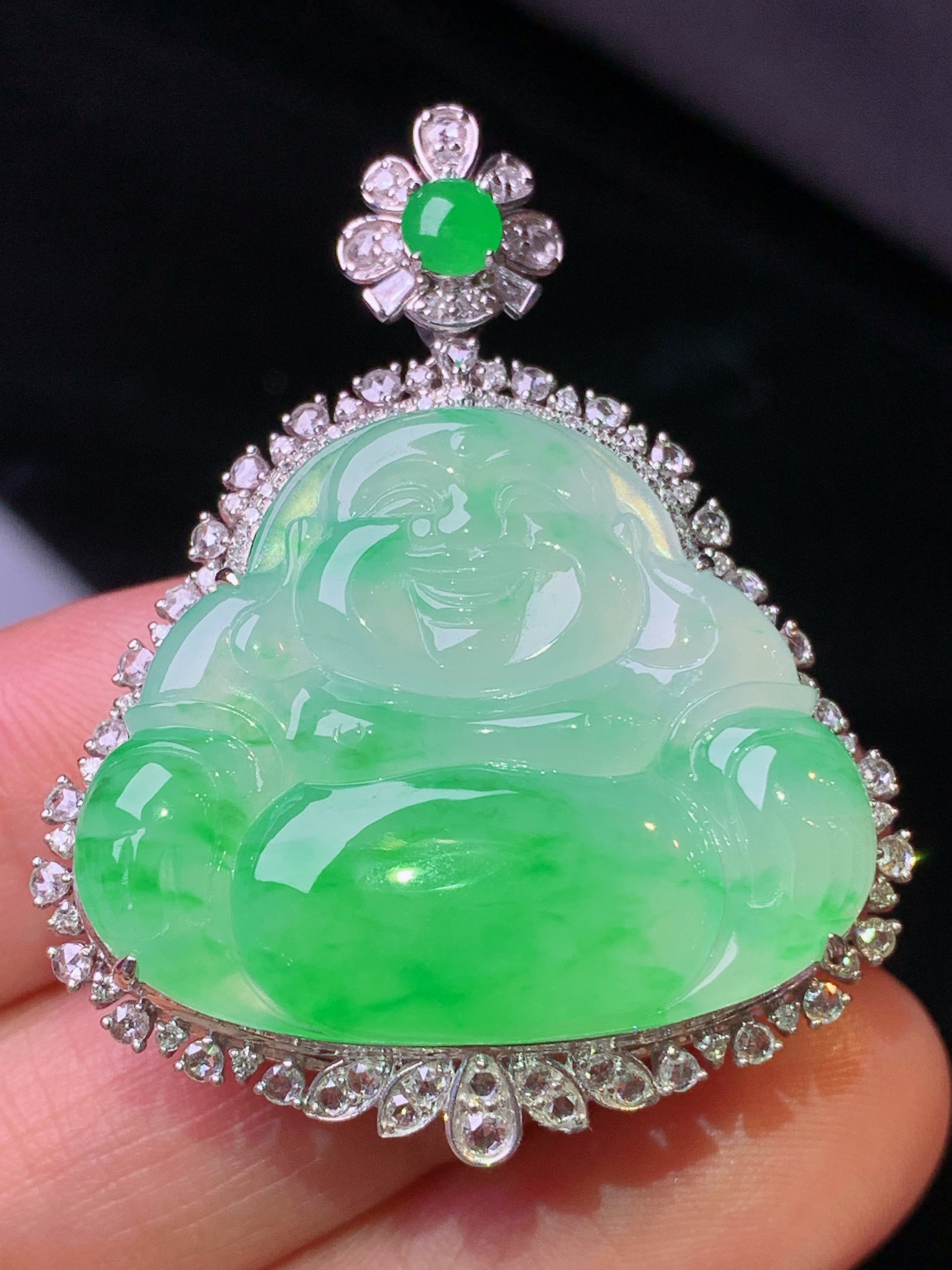 18k金钻镶嵌翠绿佛公吊坠 玉质细腻 色泽艳丽 整体尺寸41*33.2*11.8x2