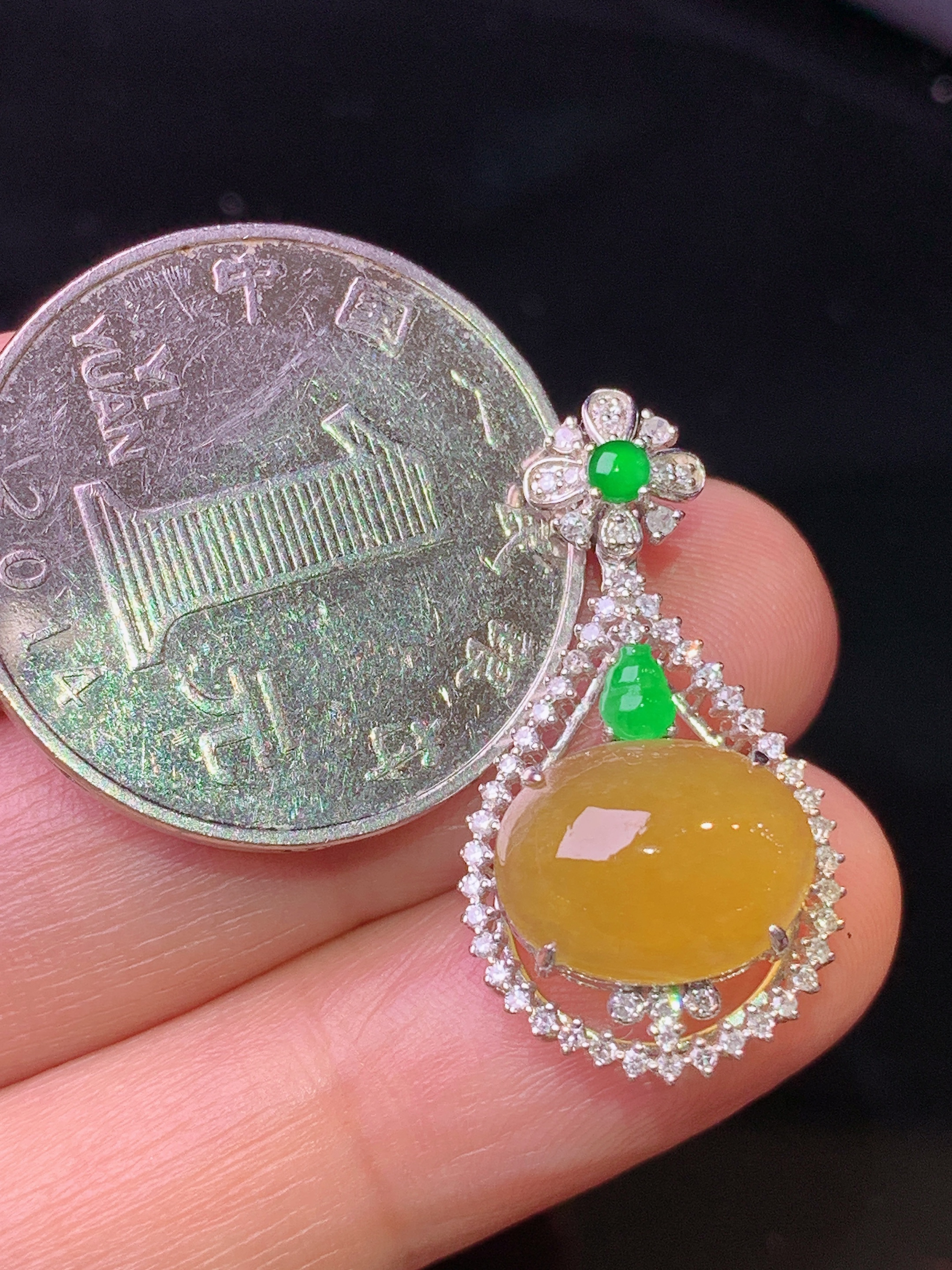 18k金钻镶嵌黄翡蛋面吊坠 玉质细腻 色泽艳丽 整体尺寸27.2*14.6*8.7x2