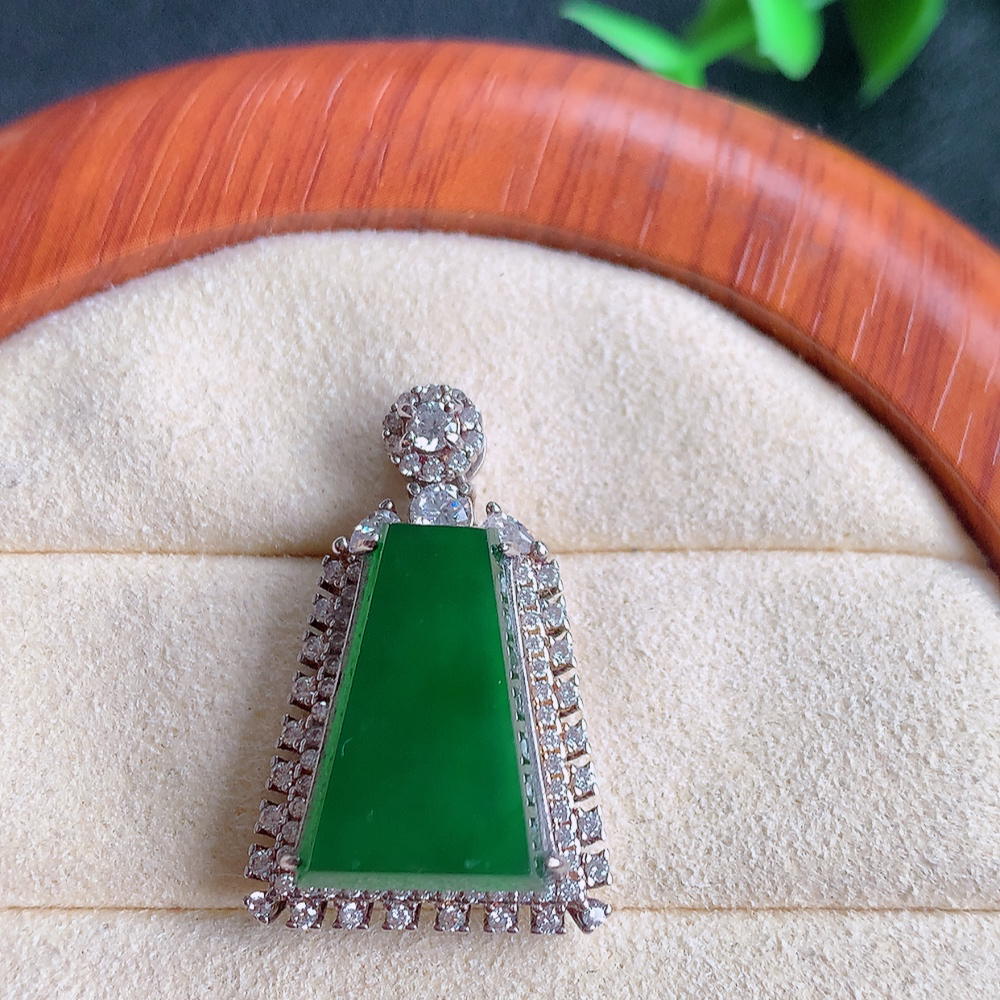 冰润满绿无事牌翡翠吊坠，平平安安，万事如意，沁人心脾，清秀高雅，925银镶  W815.9  整体尺寸：28-17.8-8mm   裸石尺寸：17.2-13mm
