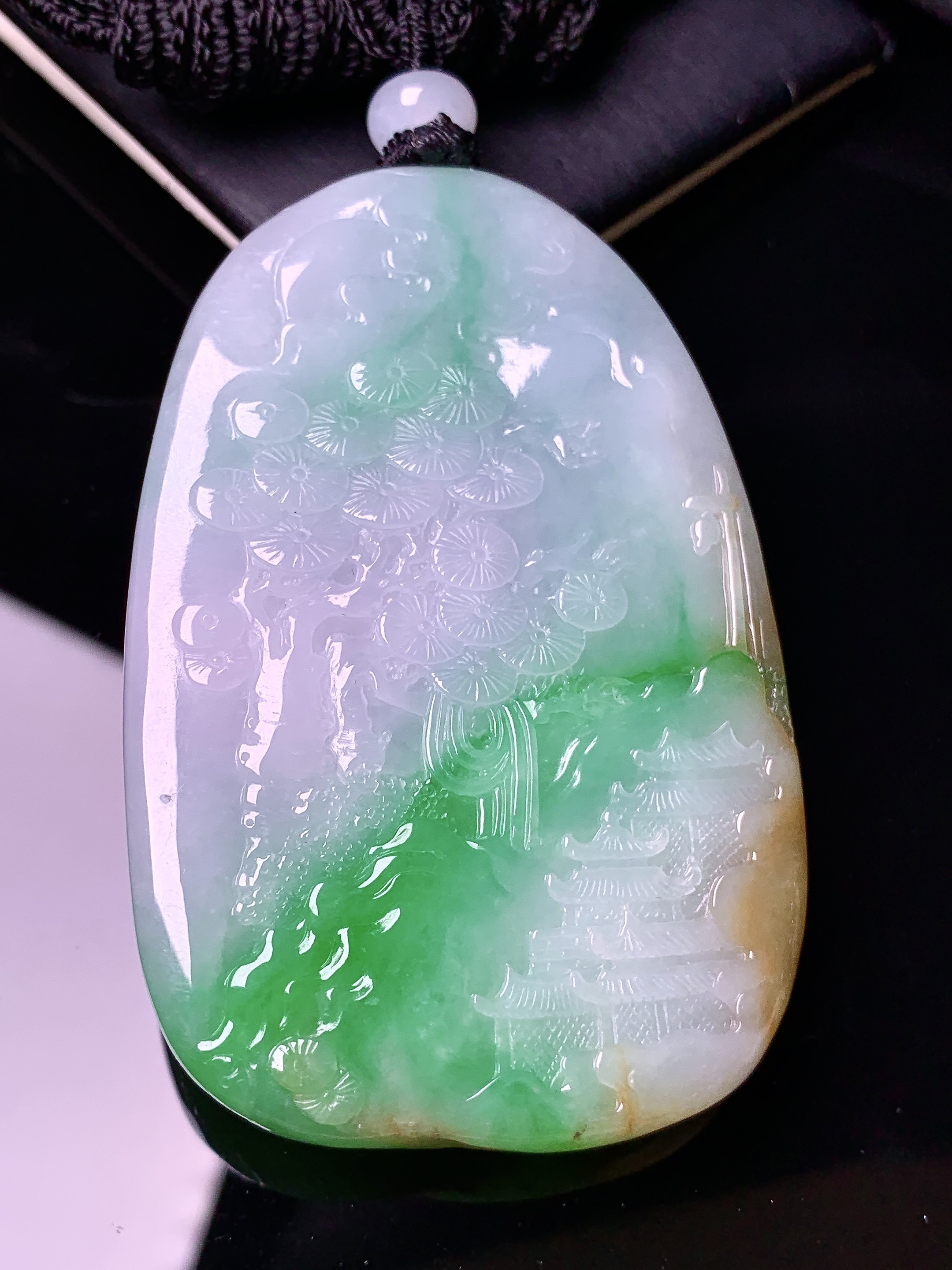 飘绿山水牌子吊坠 玉质细腻 色泽艳丽清新 水润亮眼 整体尺寸66.3*43.7*12.5L1