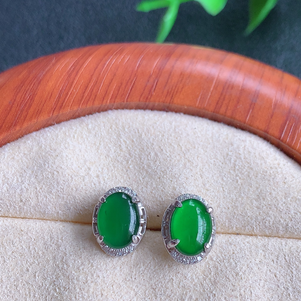 冰透满绿翡翠耳坠，自然光实拍，翠色灵动，颜色漂亮，种老水足，品相佳，佩戴佳品！W815.9  取一尺寸：9.8-7.8-3.5mm  裸石尺寸：8-6mm