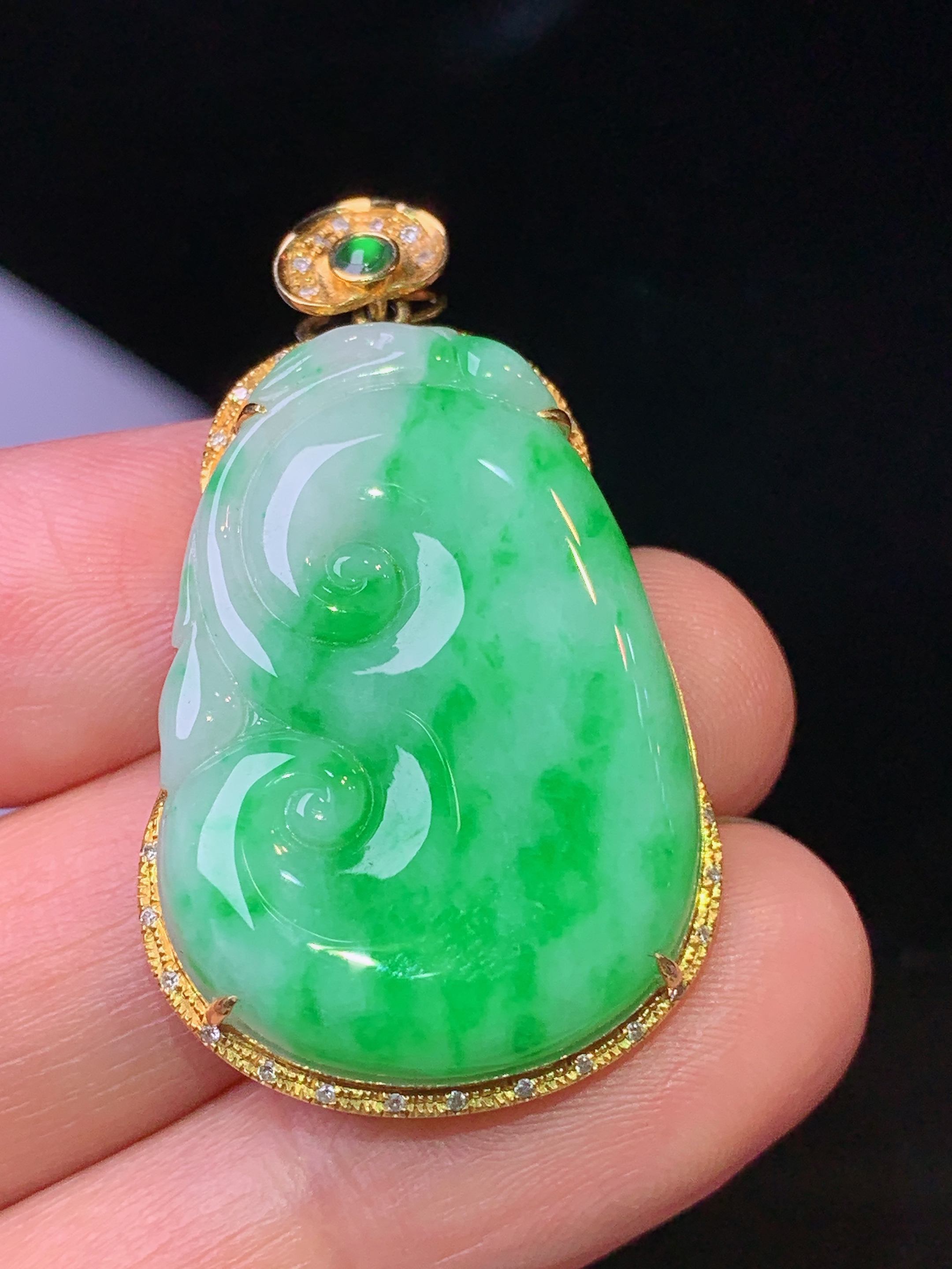 18k金钻镶嵌翠绿如意吊坠 玉质细腻 色泽艳丽清新 水润亮眼 整体尺寸38.5*22.5*6j1