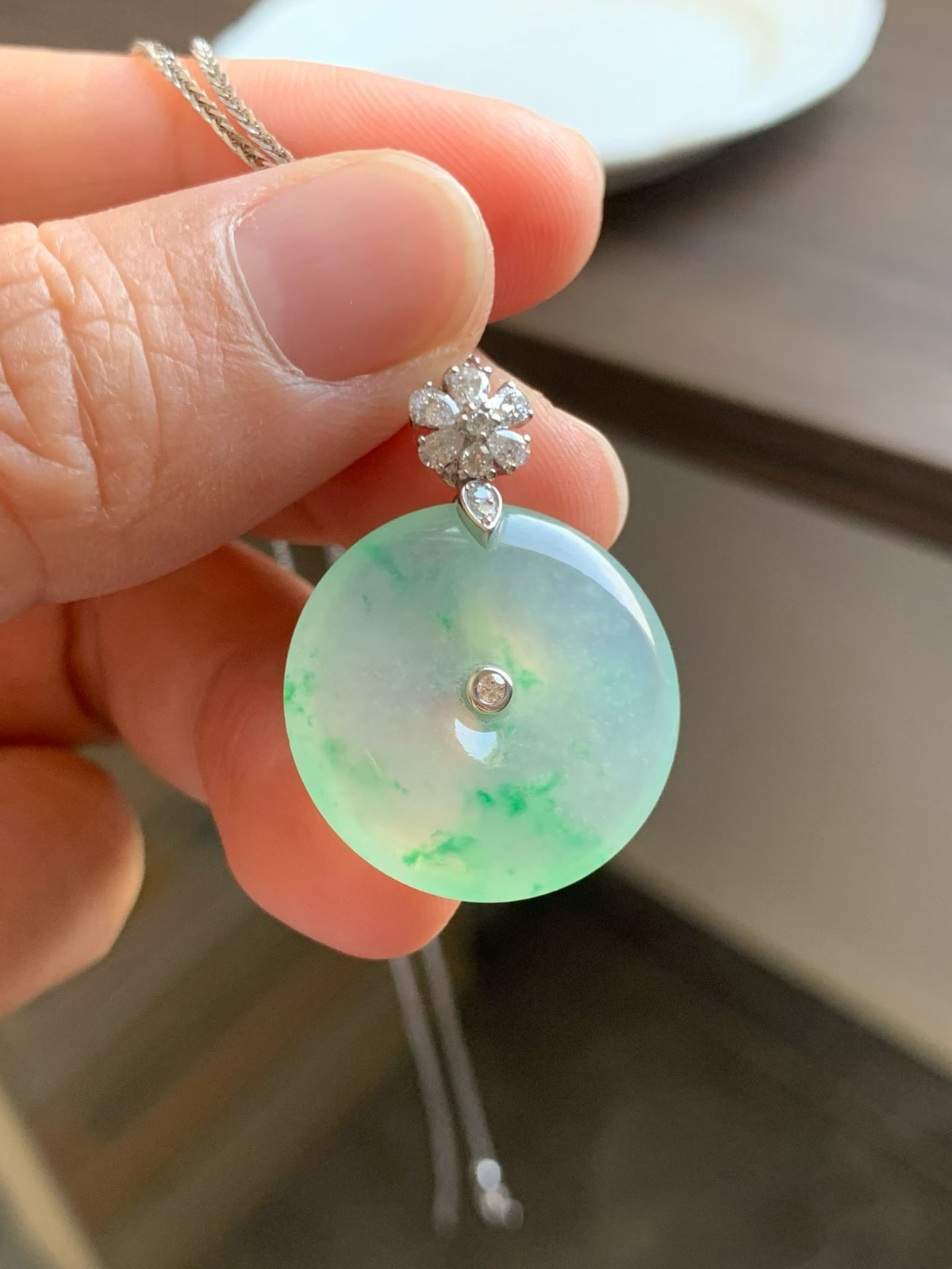 冰飘阳绿花平安扣

裸石22.8*22.8*4.5 整体长度30.6mm
18k金钻石镶嵌