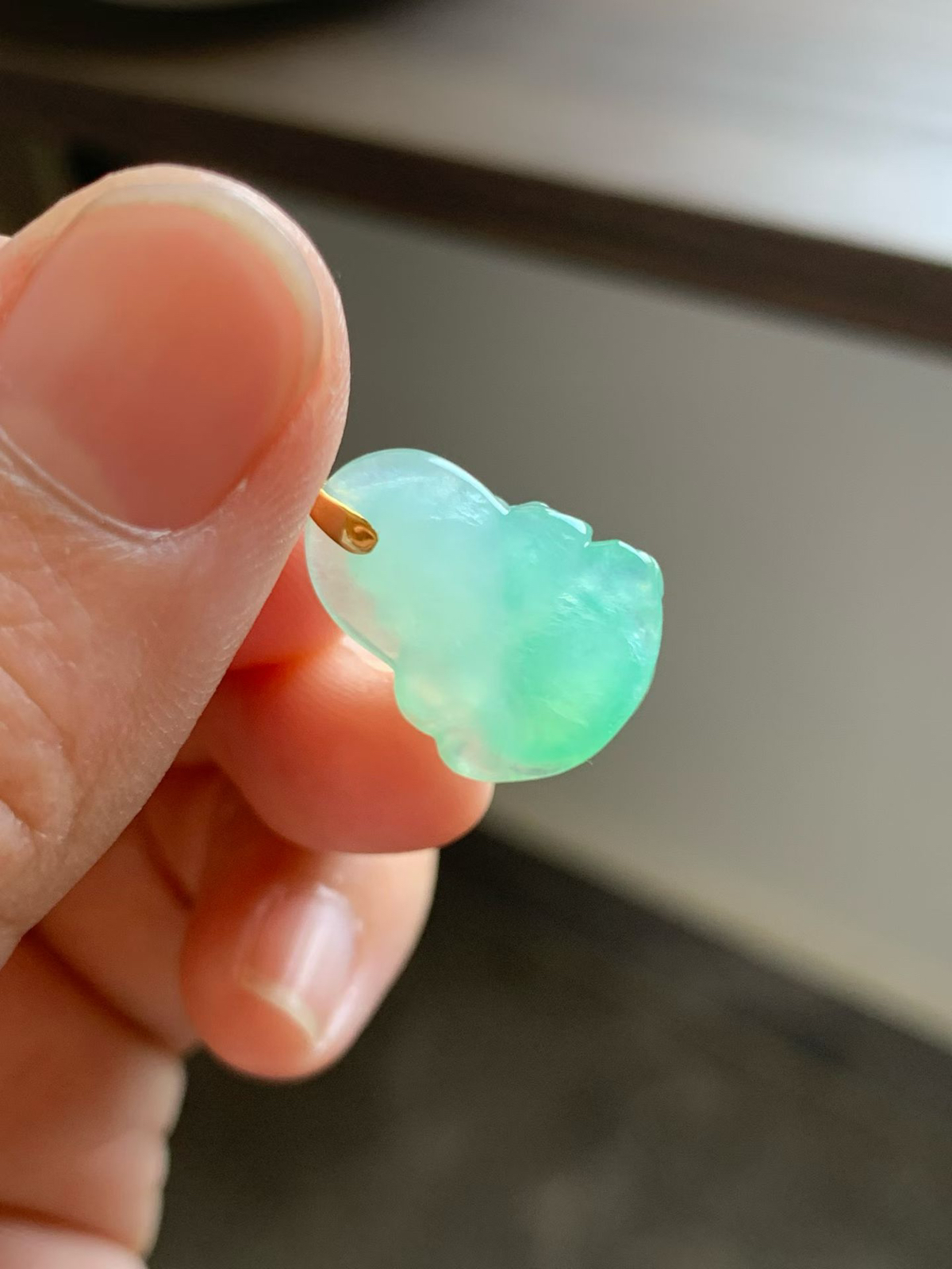 绿水底小佛公
裸石18.5*14.9*6 整体长度24.5mm
18k金钻石扣头