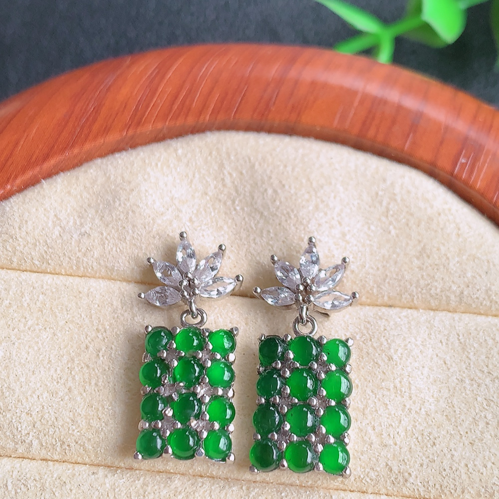 冰透满绿翡翠耳坠，自然光实拍，翠色灵动，颜色漂亮，种老水足，品相佳，佩戴佳品！W815.9  取一尺寸：22.3-8.8-3mm  裸石尺寸：2.5mm