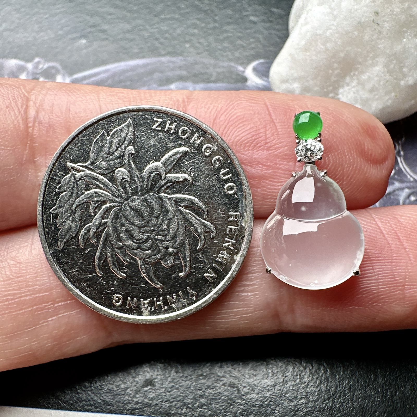 【玻璃种葫芦吊坠】质地细腻清爽，荧光感强烈，起刚光强烈，18K金钻镶嵌，裸石尺寸13.4*11.1*5.1毫米