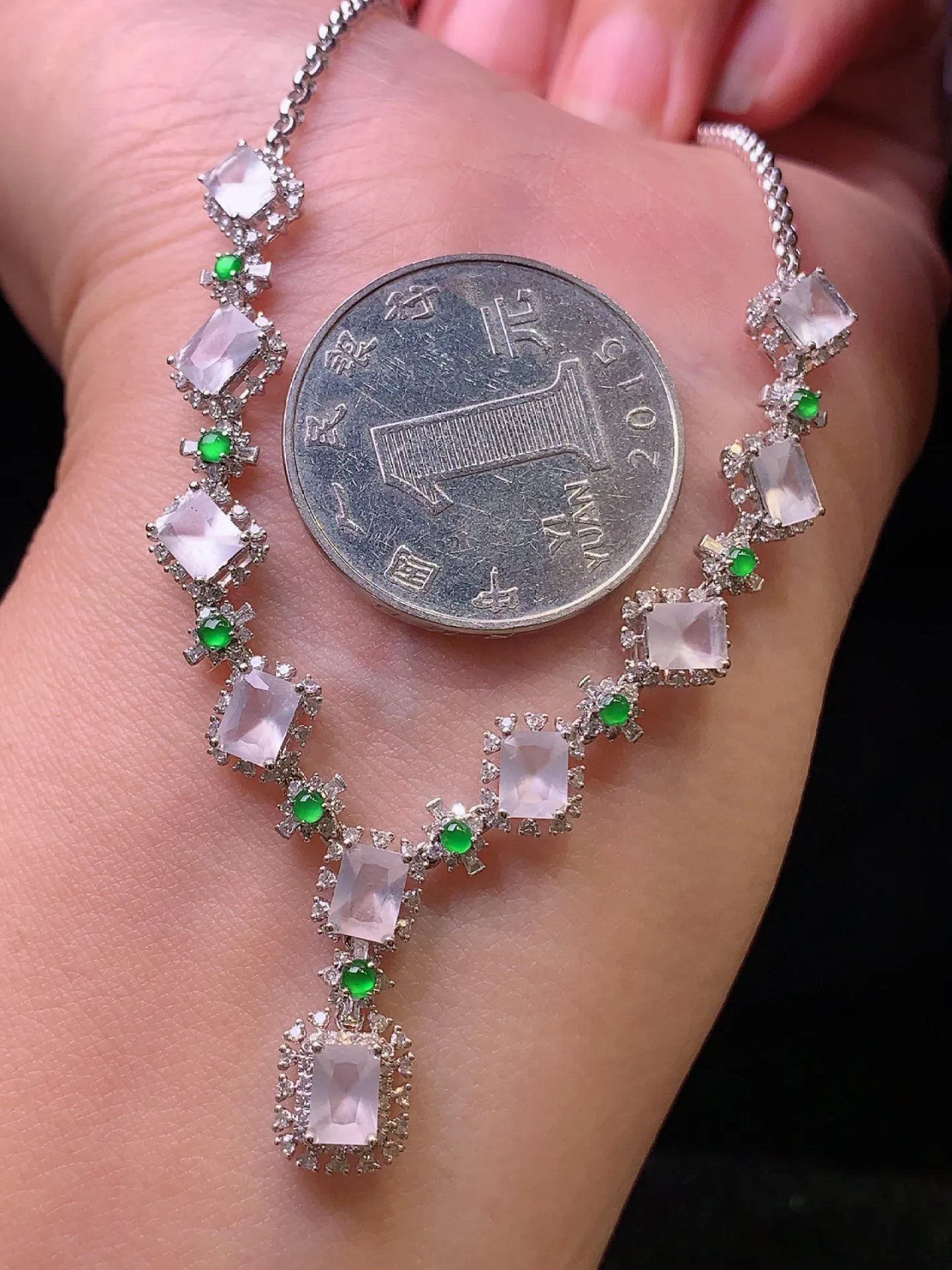 18k金钻镶嵌冰种菱形项链 玉质细腻 色泽艳丽 整体尺寸67.2*7.8*5.2t2