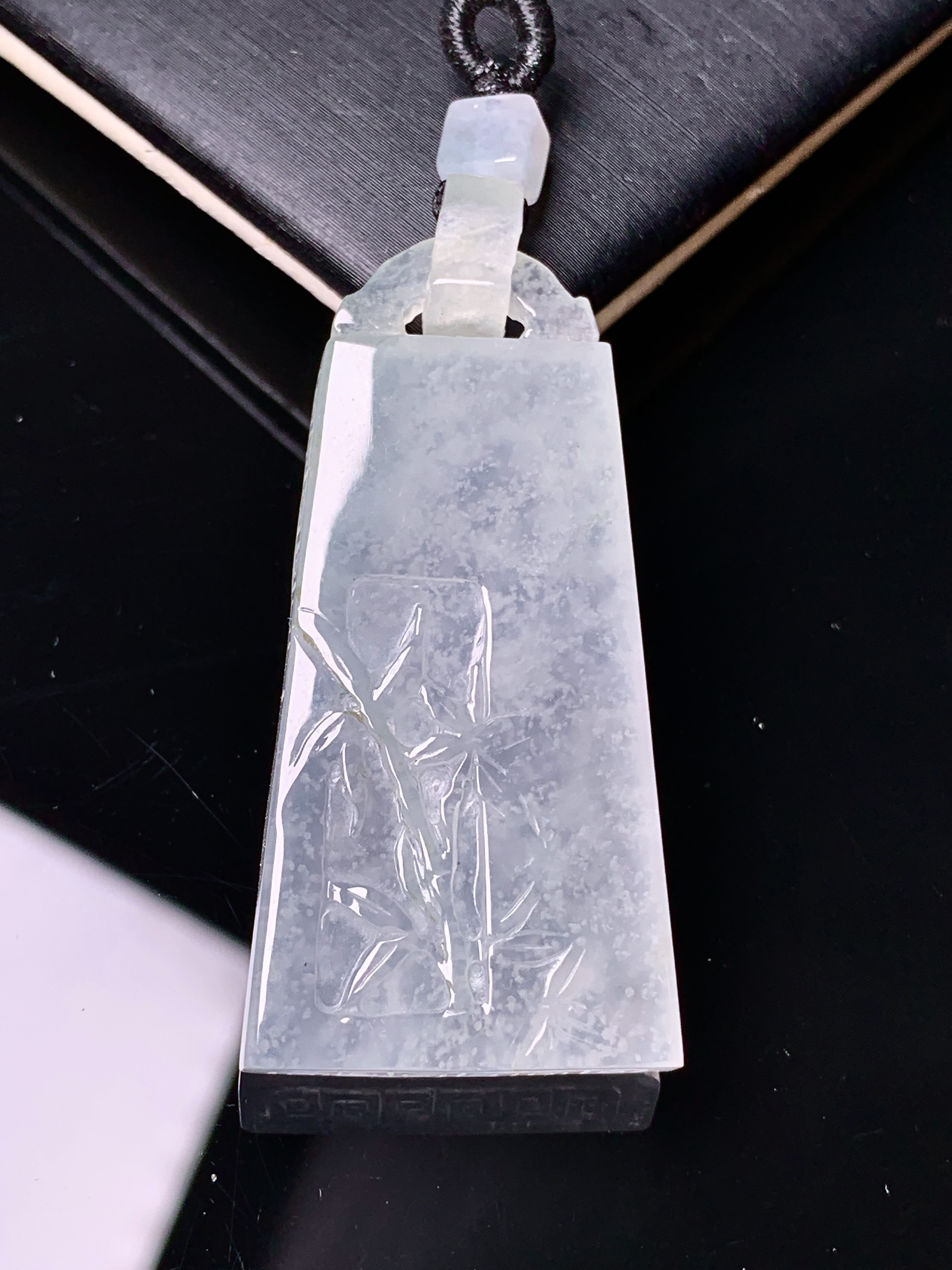 冰种竹节牌吊坠 玉质细腻 色泽艳丽清新 水润亮眼 整体尺寸42*20.8*5.8j1