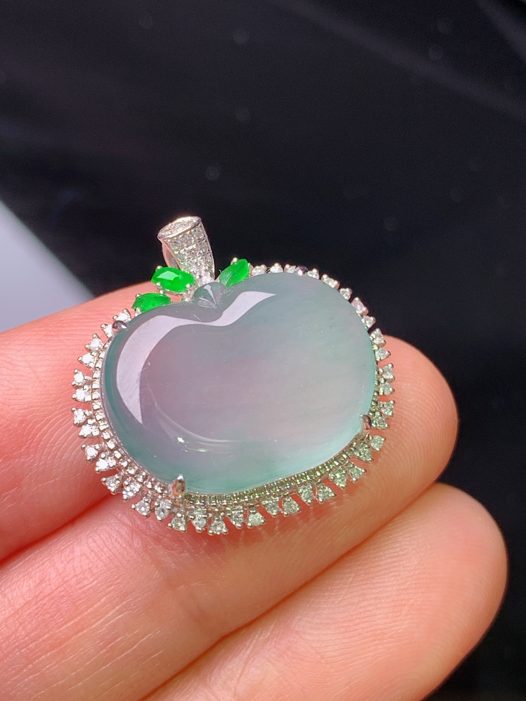 18k金钻镶嵌冰种苹果吊坠 玉质细腻 色泽艳丽 整体尺寸21.5*21.5*8.5x2