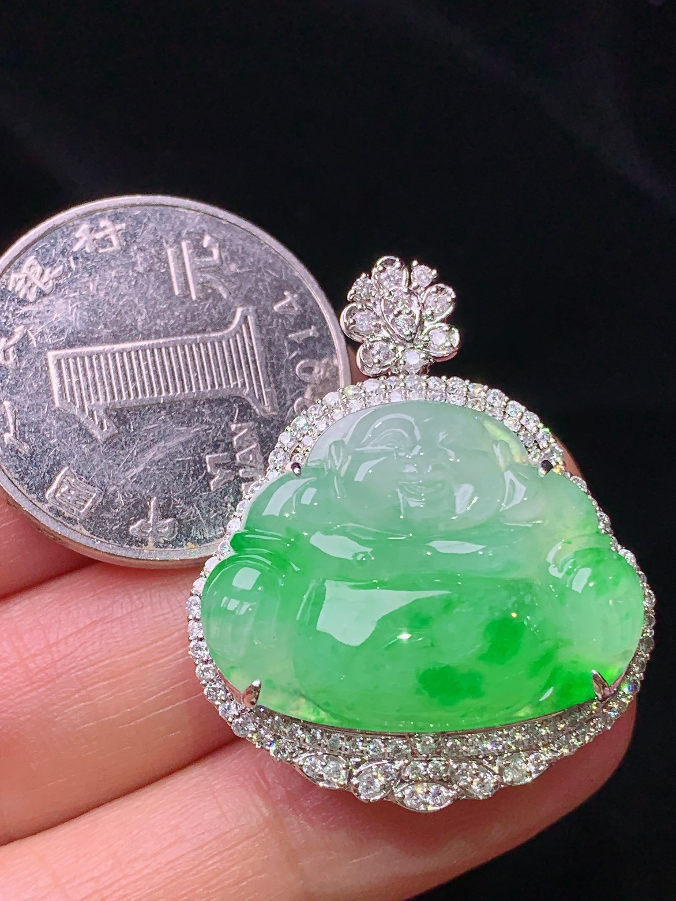 18k金钻镶嵌飘绿佛公吊坠 玉质细腻 色泽艳丽 整体尺寸34*27.6*11.8t3