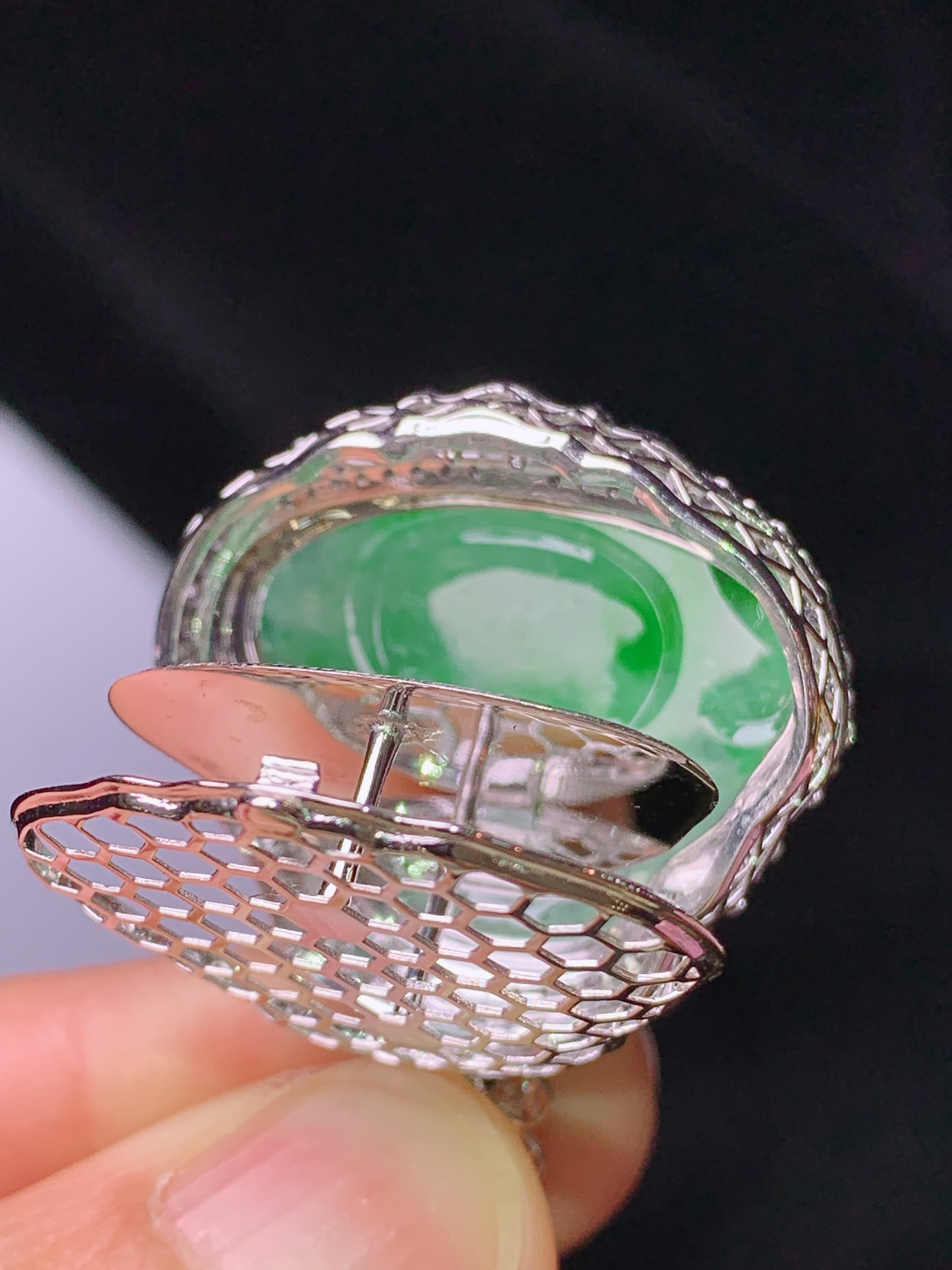 18k金钻镶嵌飘绿佛公吊坠 玉质细腻 色泽艳丽 整体尺寸34*27.6*11.8t3