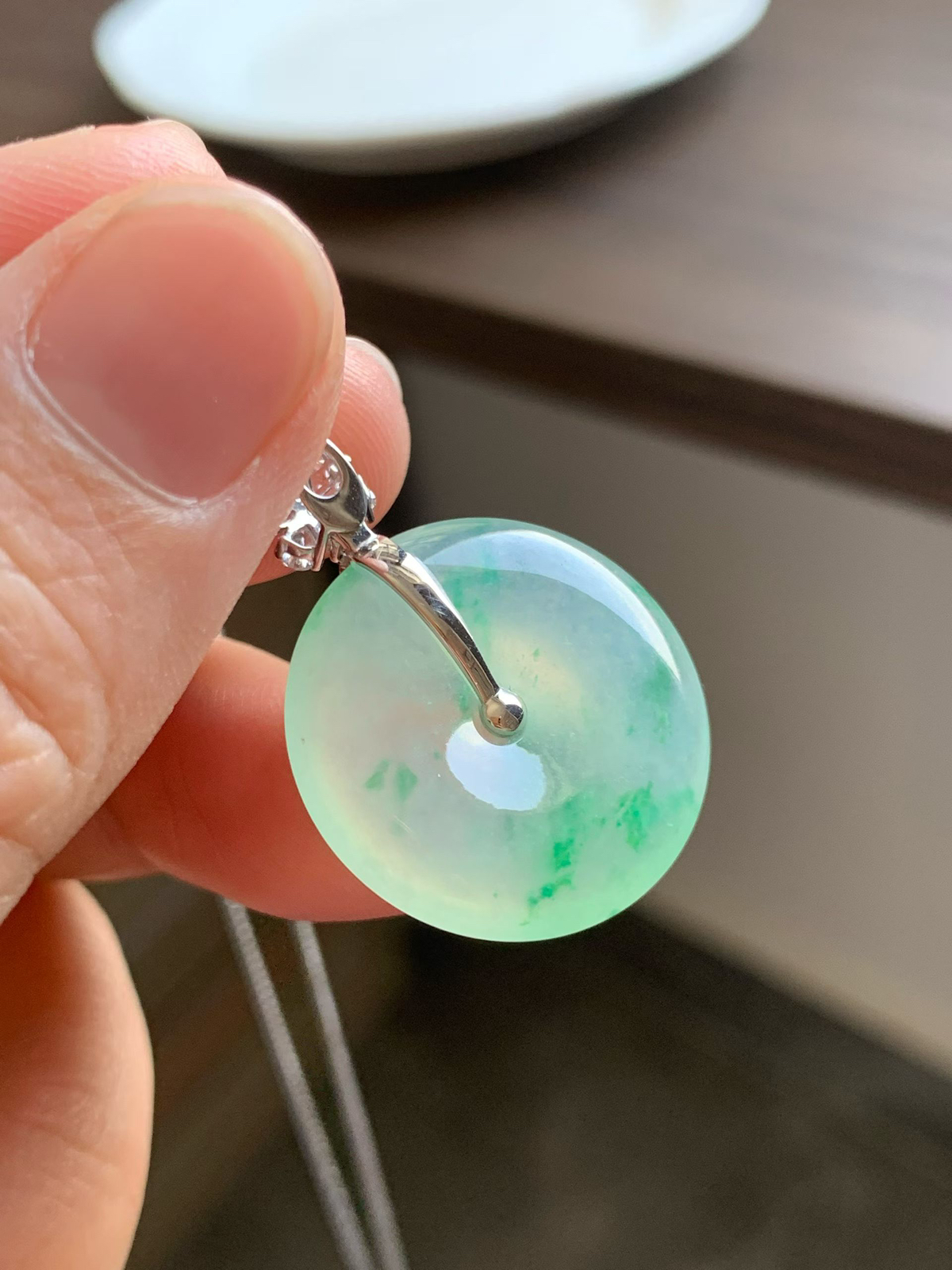 冰飘阳绿花平安扣

裸石22.8*22.8*4.5 整体长度30.6mm
18k金钻石镶嵌