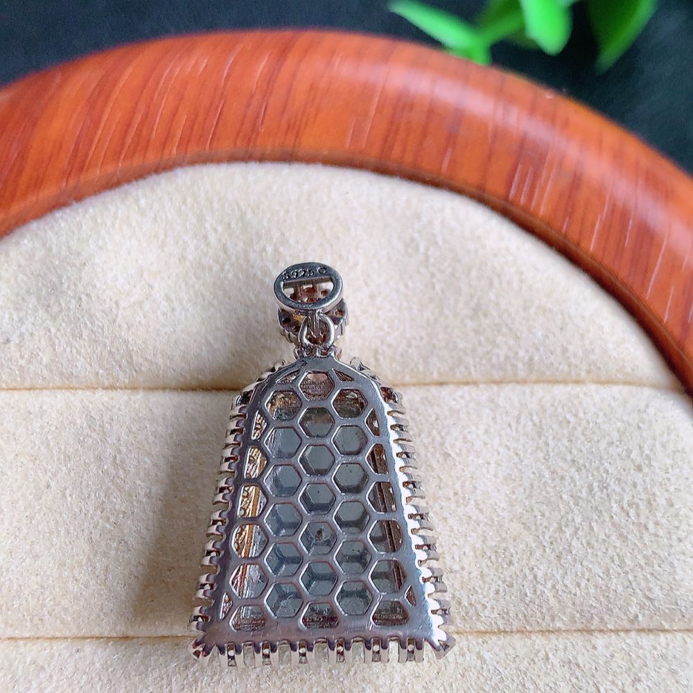 冰润满绿无事牌翡翠吊坠，平平安安，万事如意，沁人心脾，清秀高雅，925银镶  W815.9  整体尺寸：28-17.8-8mm   裸石尺寸：17.2-13mm